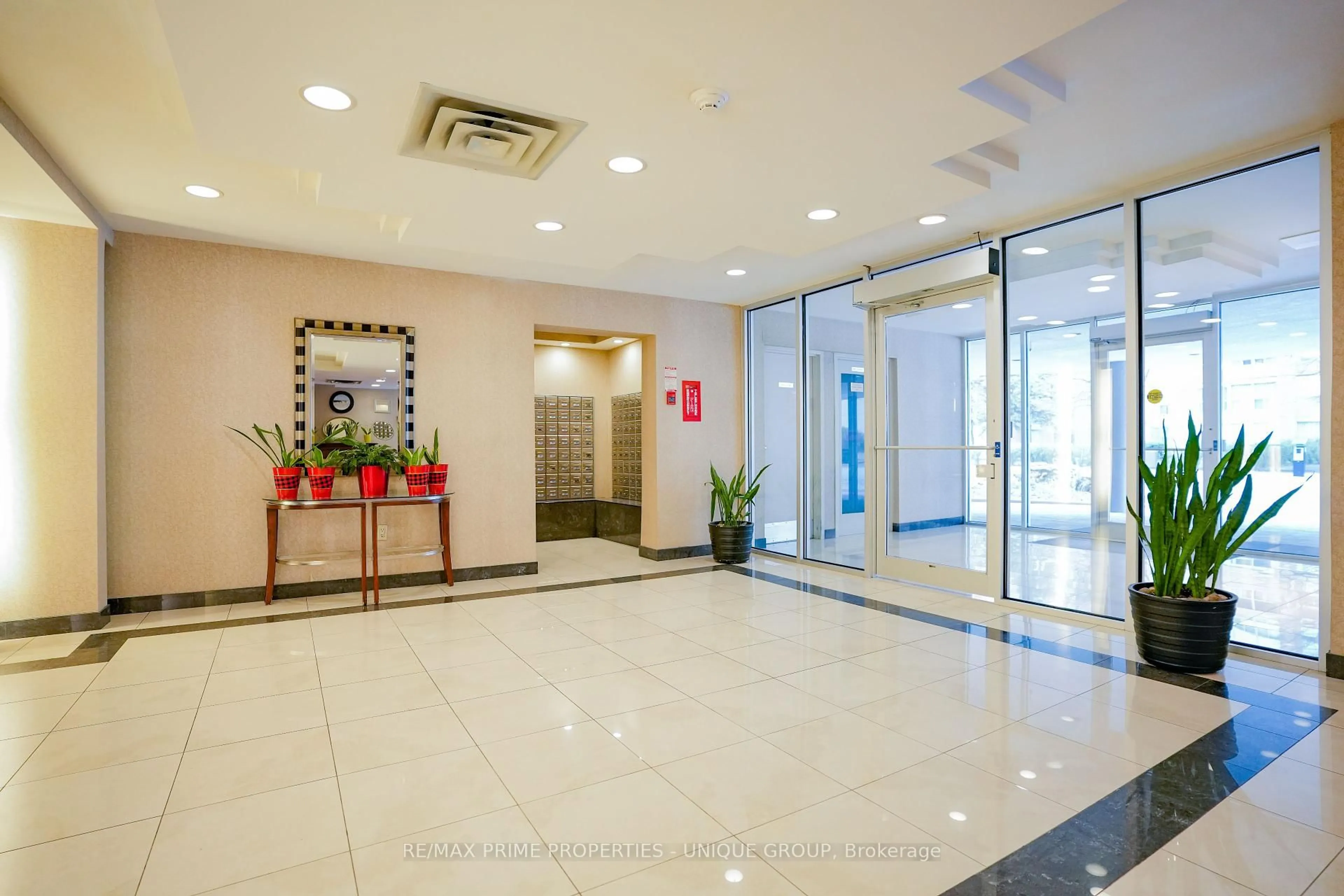 Indoor foyer for 300 Webb Dr #706, Mississauga Ontario L5B 3W3