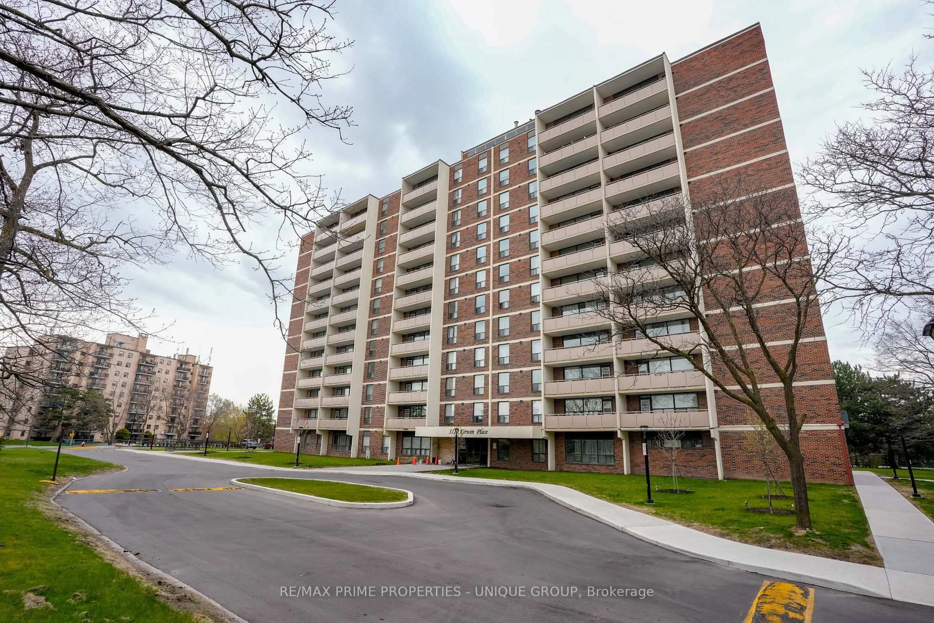 A pic from outside/outdoor area/front of a property/back of a property/a pic from drone, street for 3120 Kirwin Ave #807, Mississauga Ontario L5A 3R2