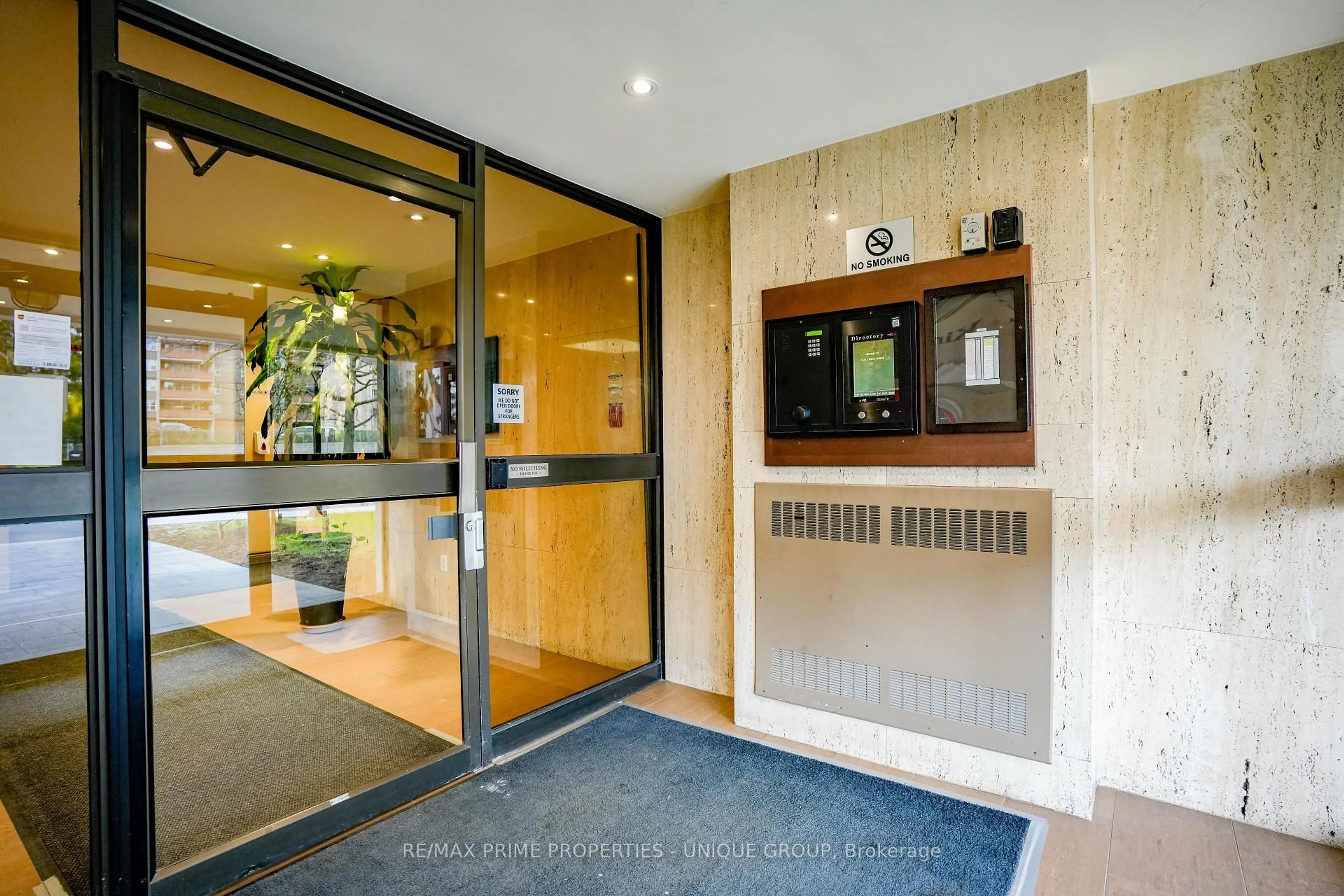Indoor foyer for 3120 Kirwin Ave #807, Mississauga Ontario L5A 3R2