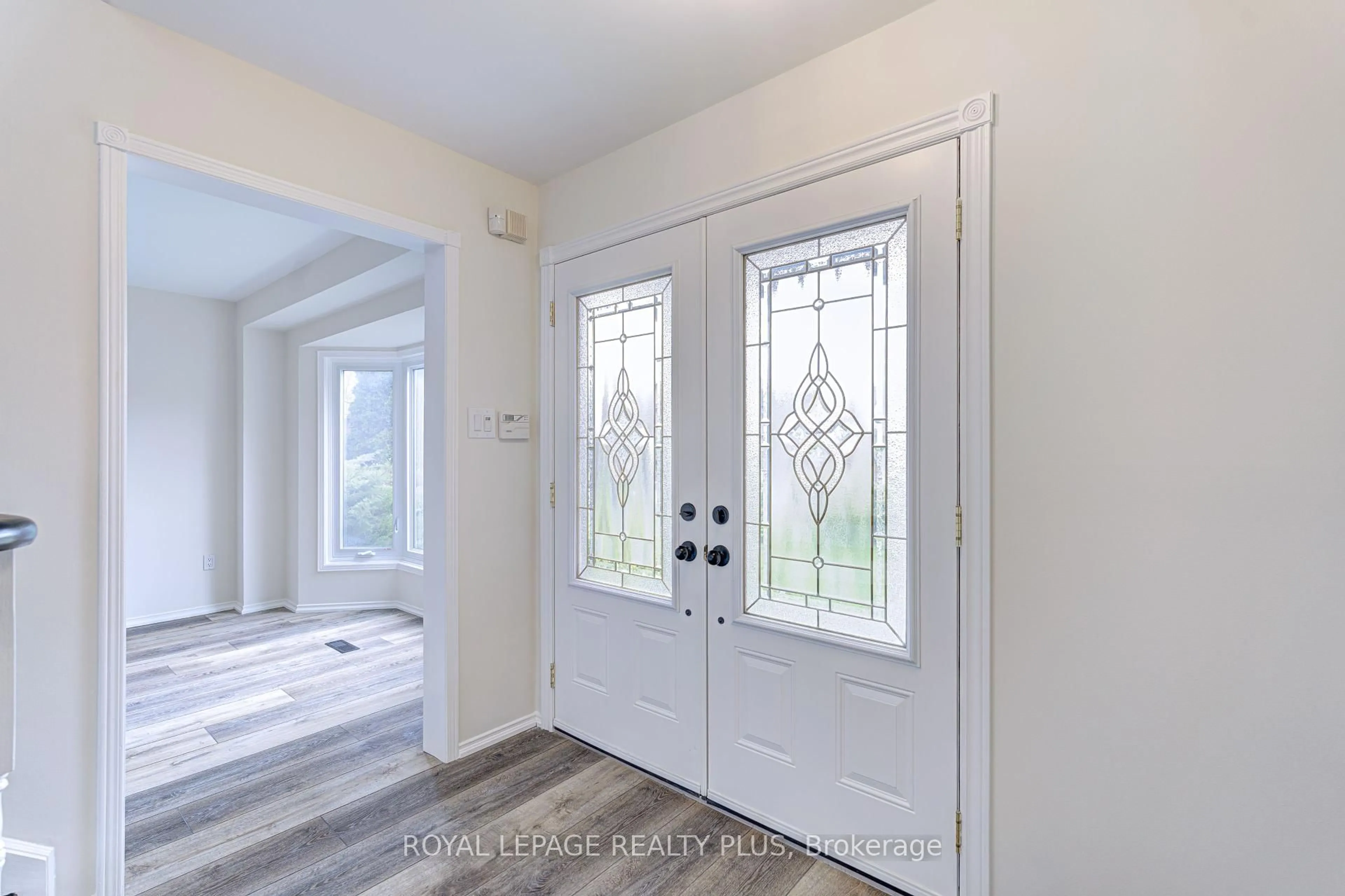 Indoor entryway for 1231 Sable Dr, Burlington Ontario L7S 2J6