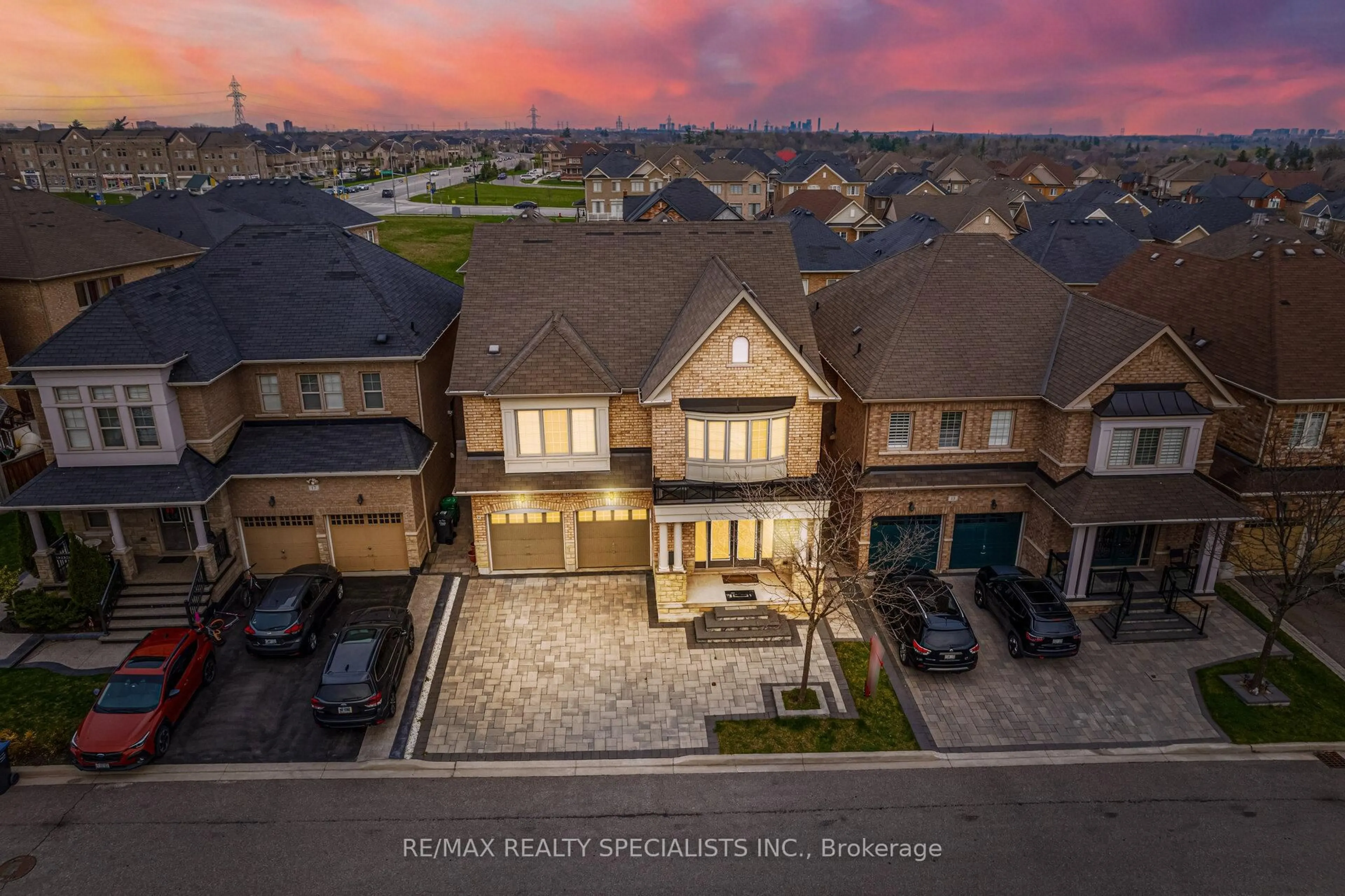 A pic from outside/outdoor area/front of a property/back of a property/a pic from drone, street for 15 Cranwood Circ, Brampton Ontario L6Y 0Y4