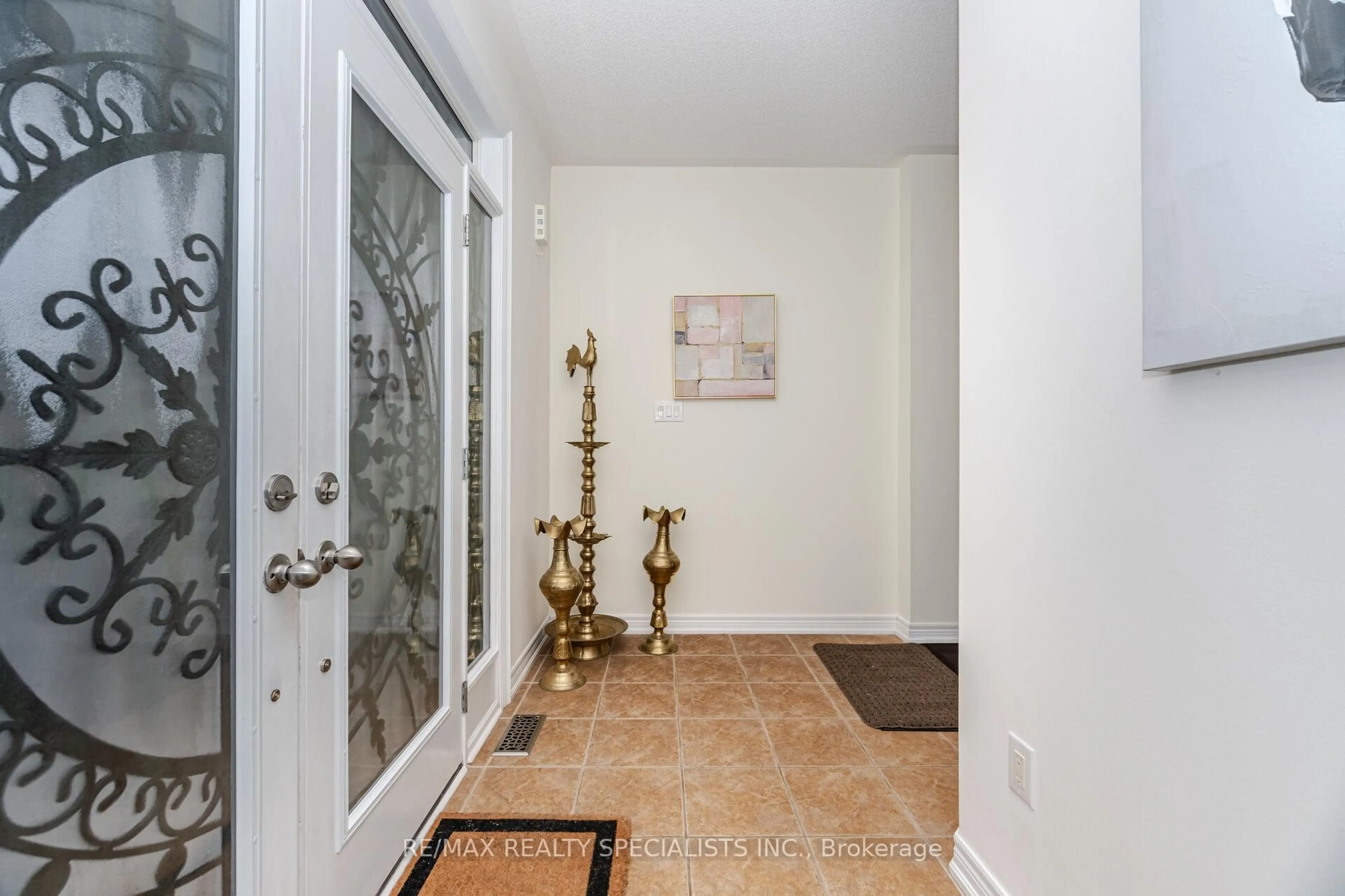 Indoor entryway for 15 Cranwood Circ, Brampton Ontario L6Y 0Y4