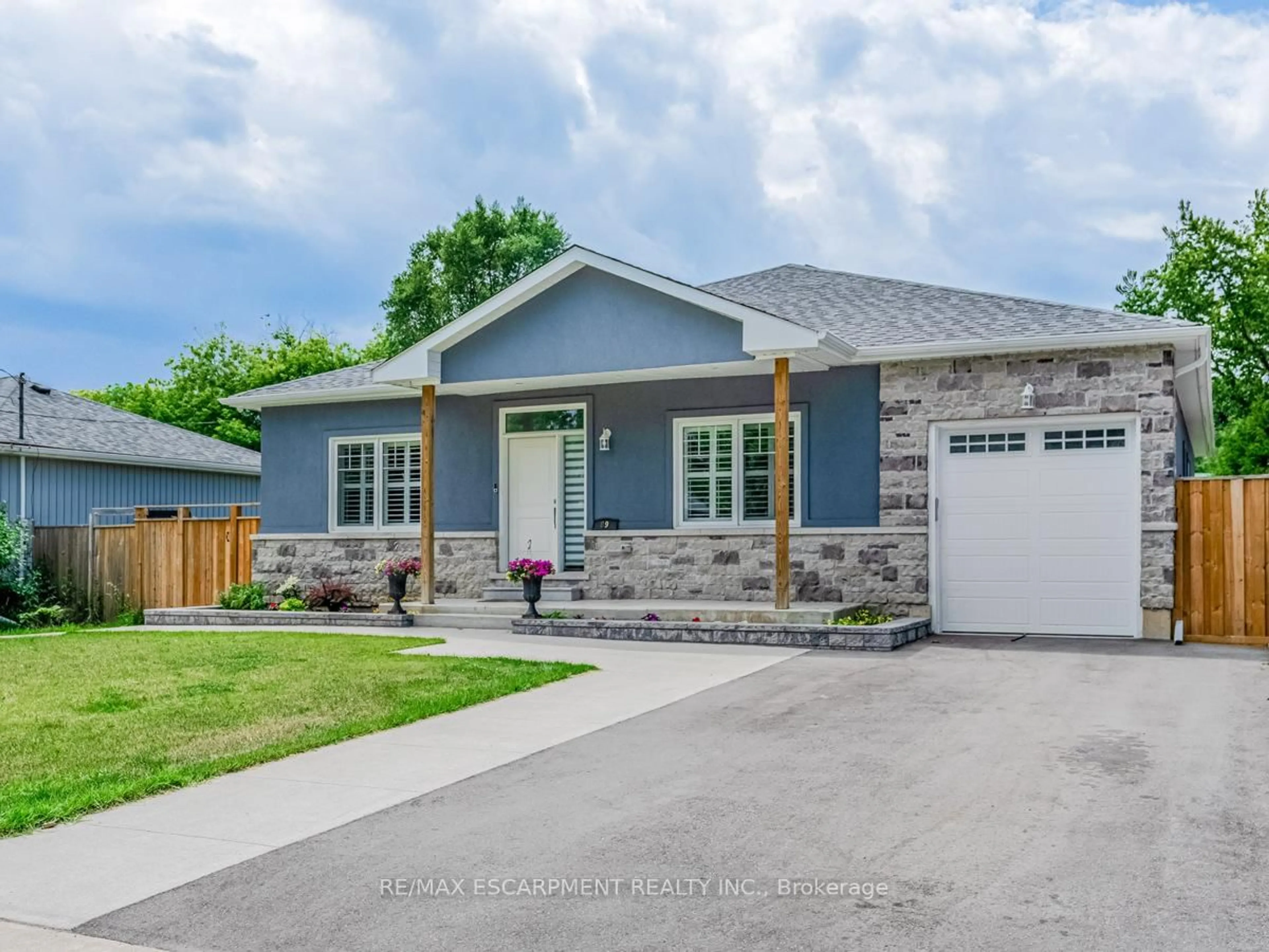 Home with vinyl exterior material, street for 89 Anne Blvd, Milton Ontario L9T 1A1