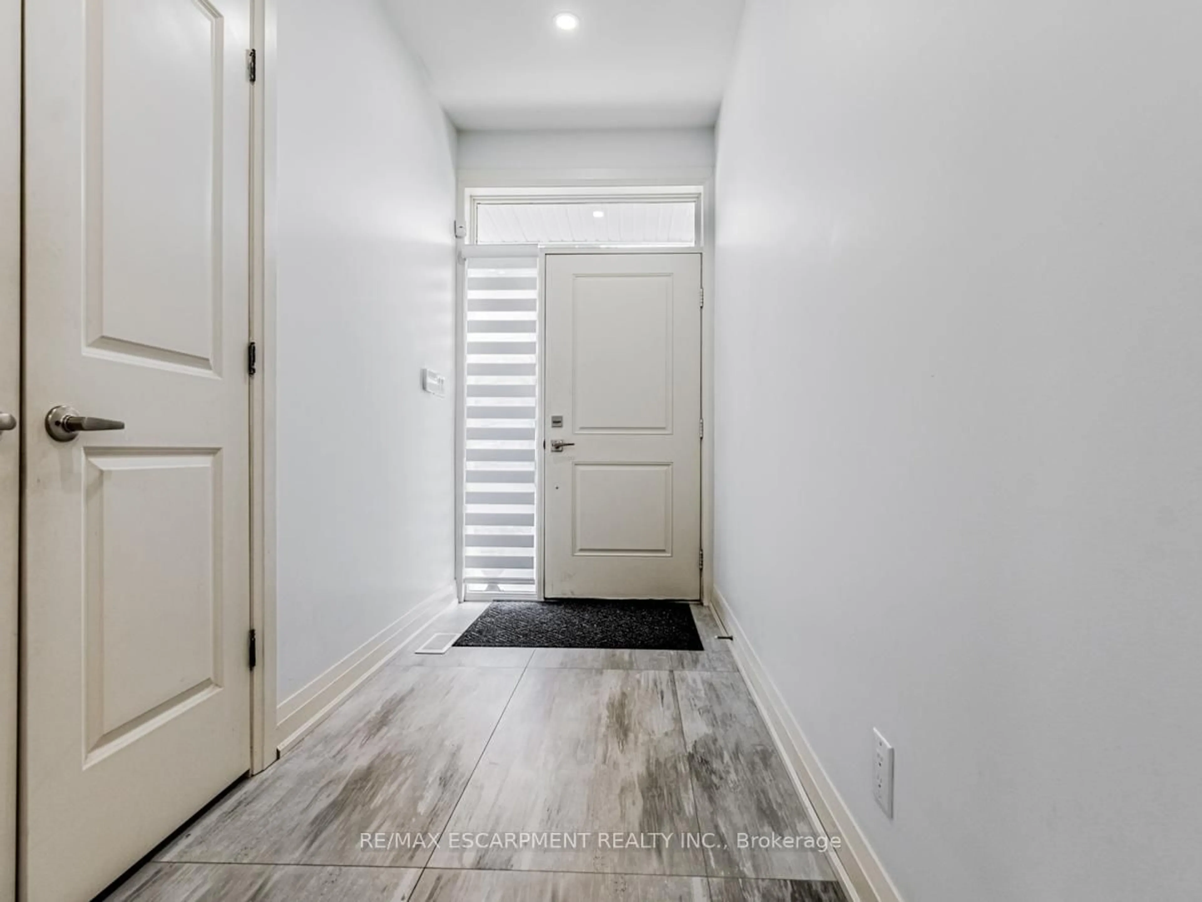 Indoor entryway for 89 Anne Blvd, Milton Ontario L9T 1A1