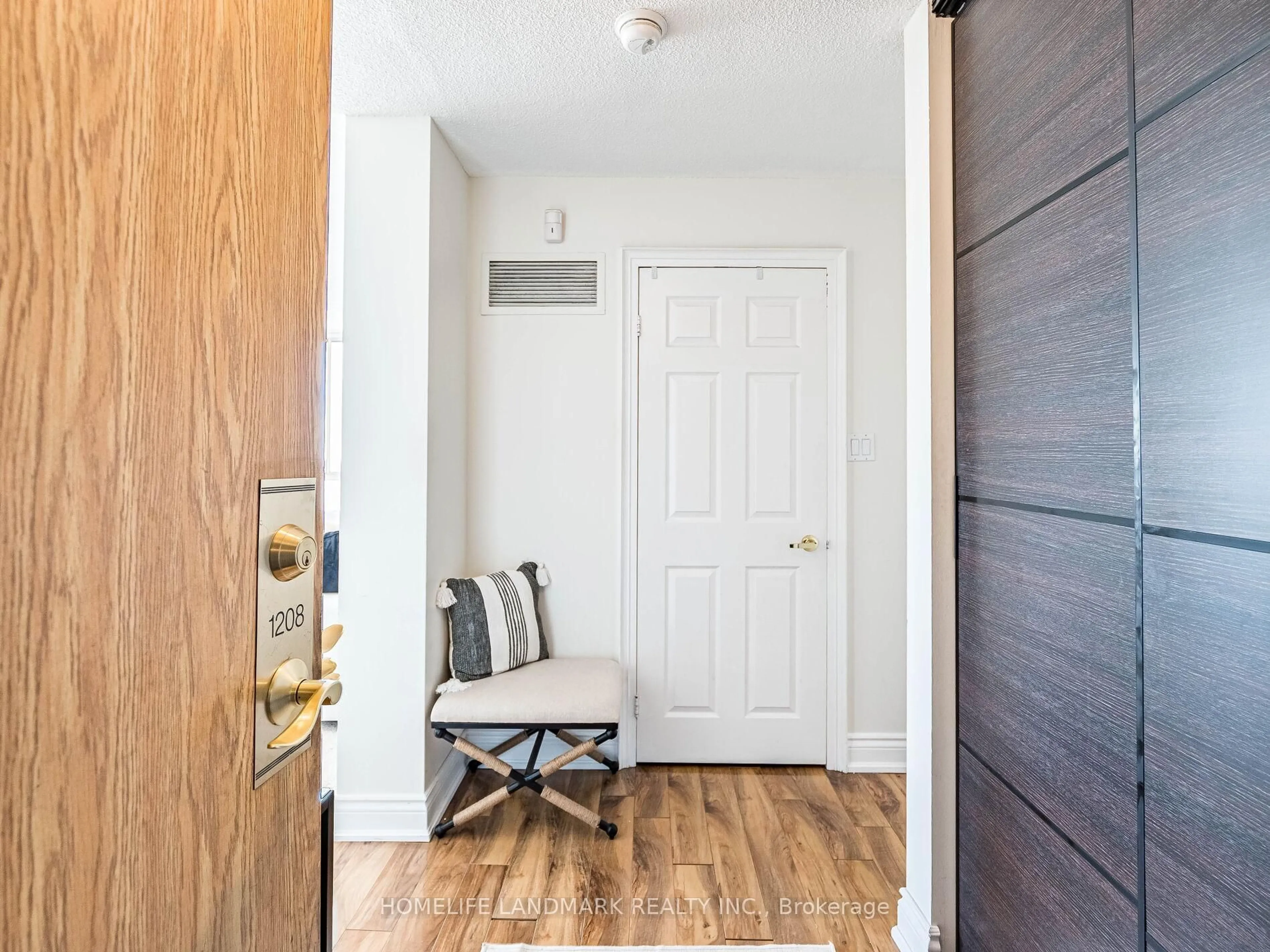 Indoor entryway for 1360 Rathburn Rd #1208, Mississauga Ontario L4W 4H4