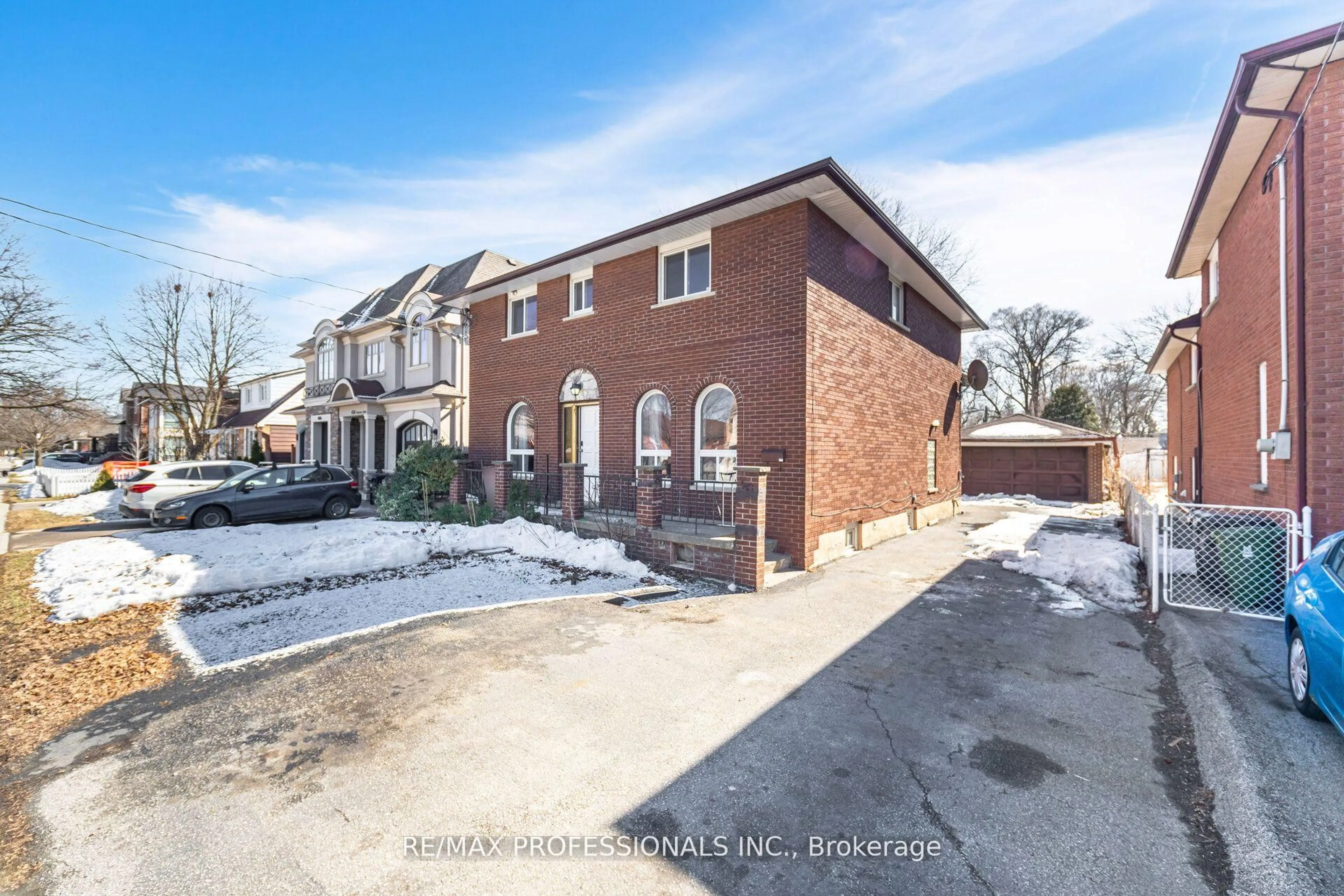 A pic from outside/outdoor area/front of a property/back of a property/a pic from drone, street for 483 Valermo Dr, Toronto Ontario M8W 2M8