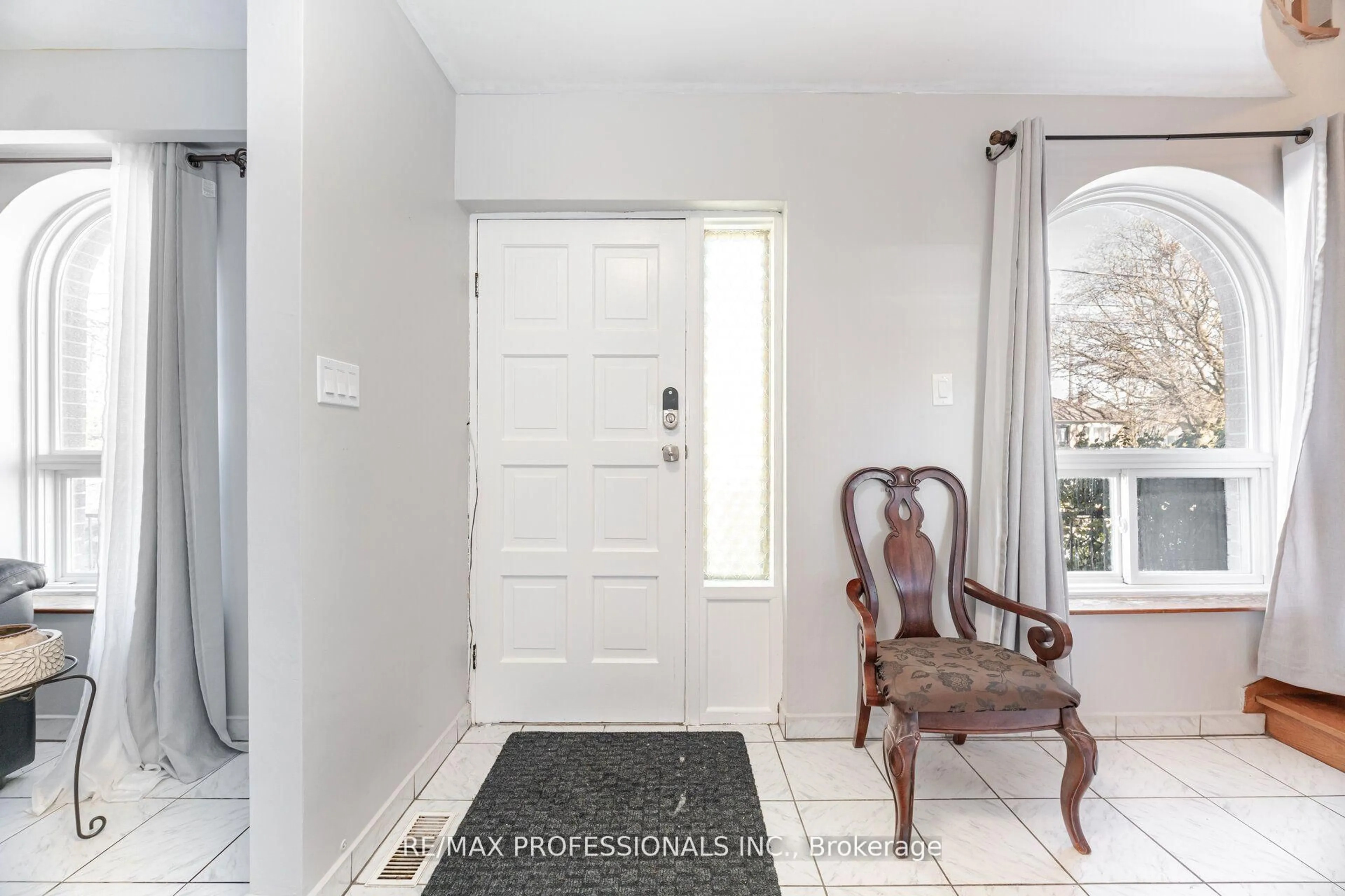Indoor entryway for 483 Valermo Dr, Toronto Ontario M8W 2M8