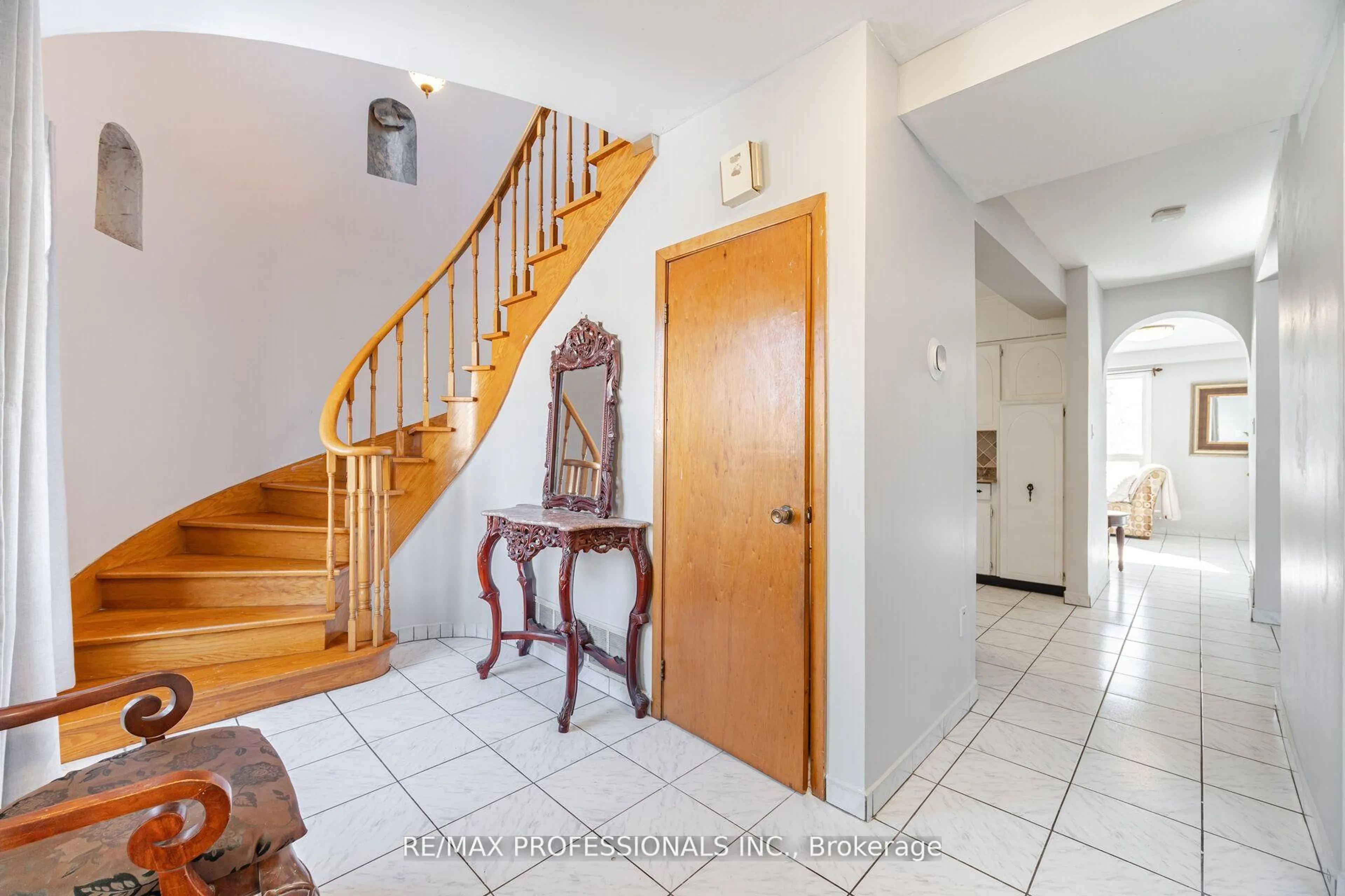 Indoor foyer for 483 Valermo Dr, Toronto Ontario M8W 2M8
