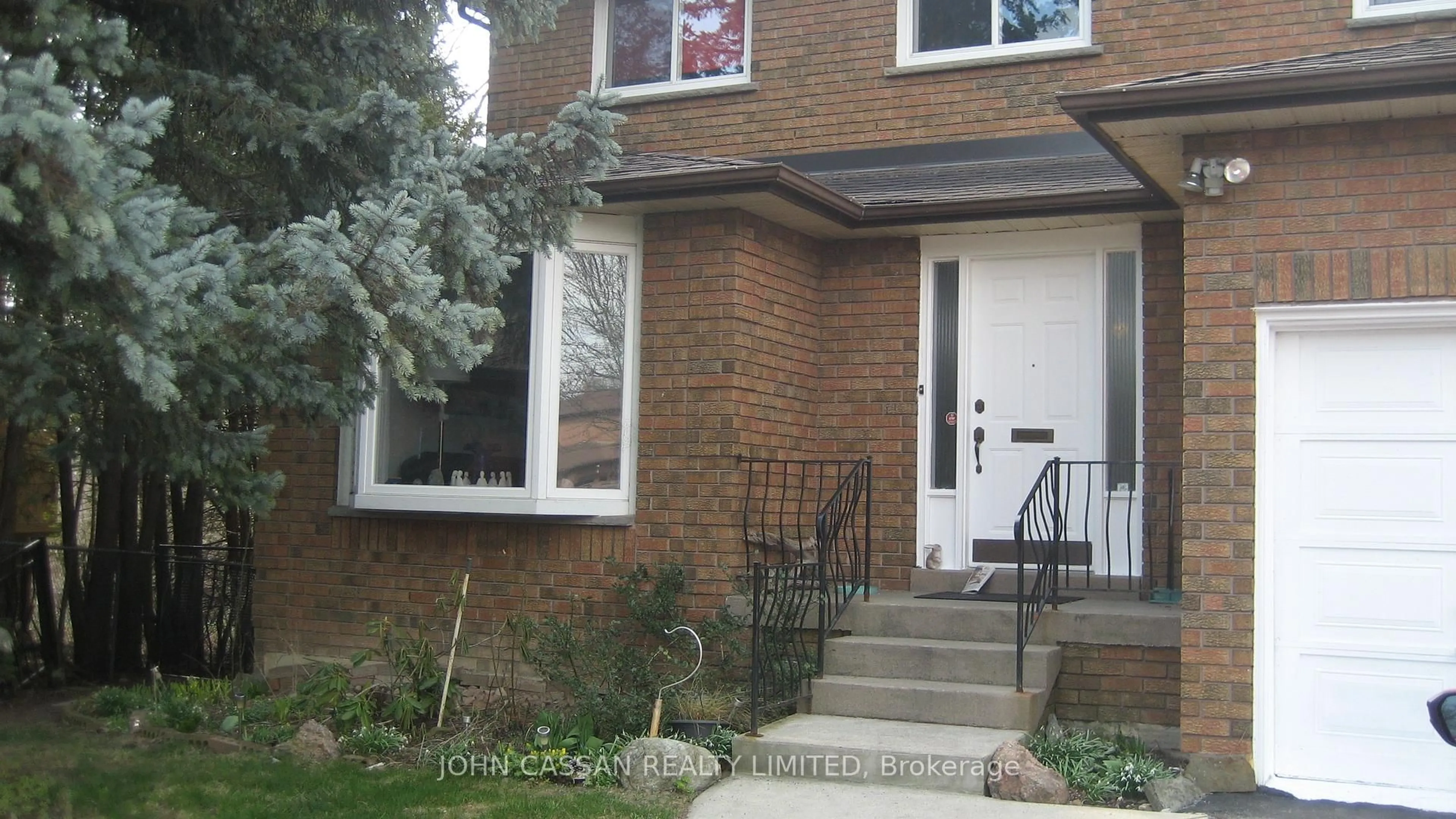 Home with brick exterior material, street for 379 The Thicket Crt, Mississauga Ontario L5G 4P6