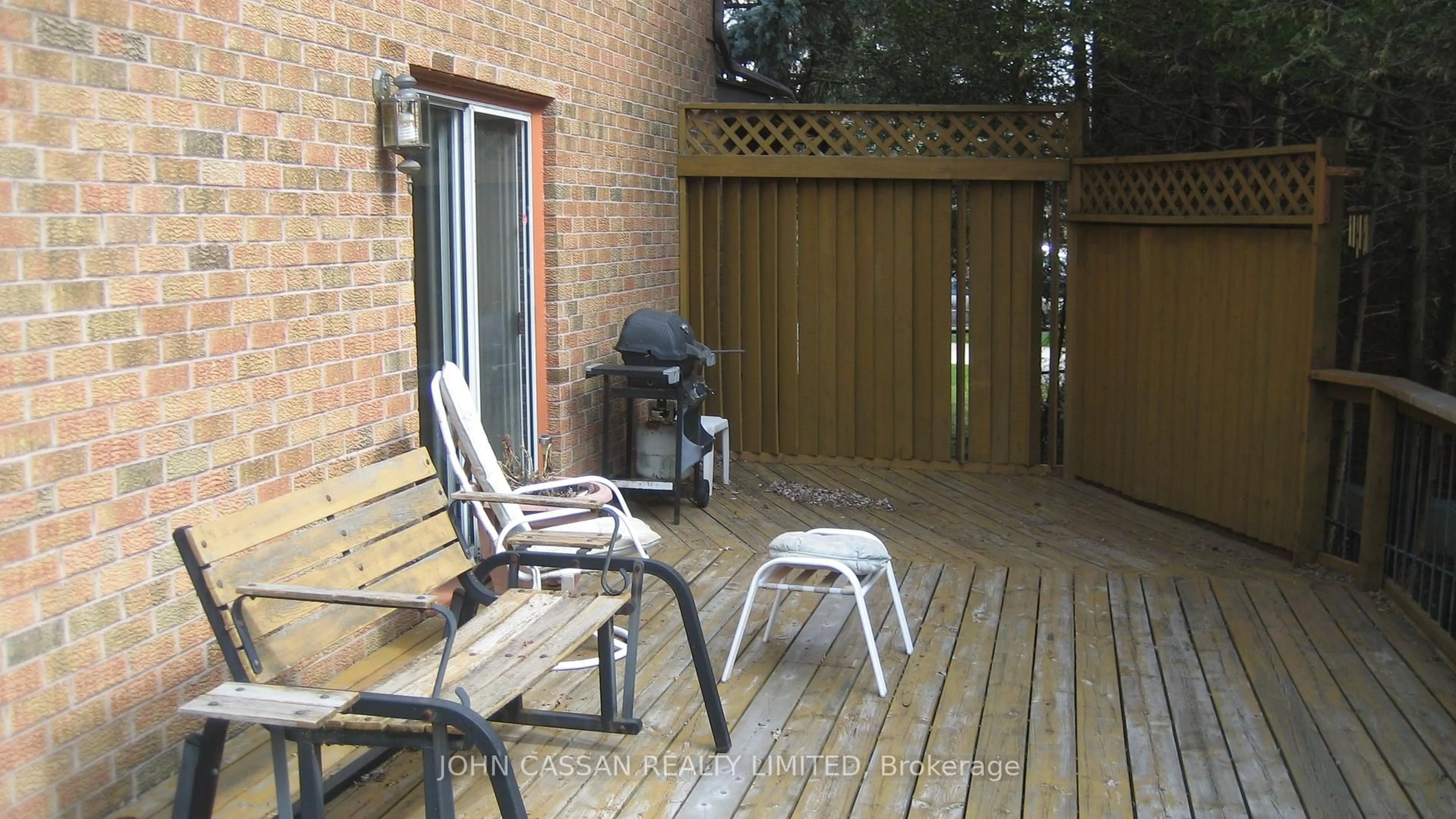 Patio, street for 379 The Thicket Crt, Mississauga Ontario L5G 4P6