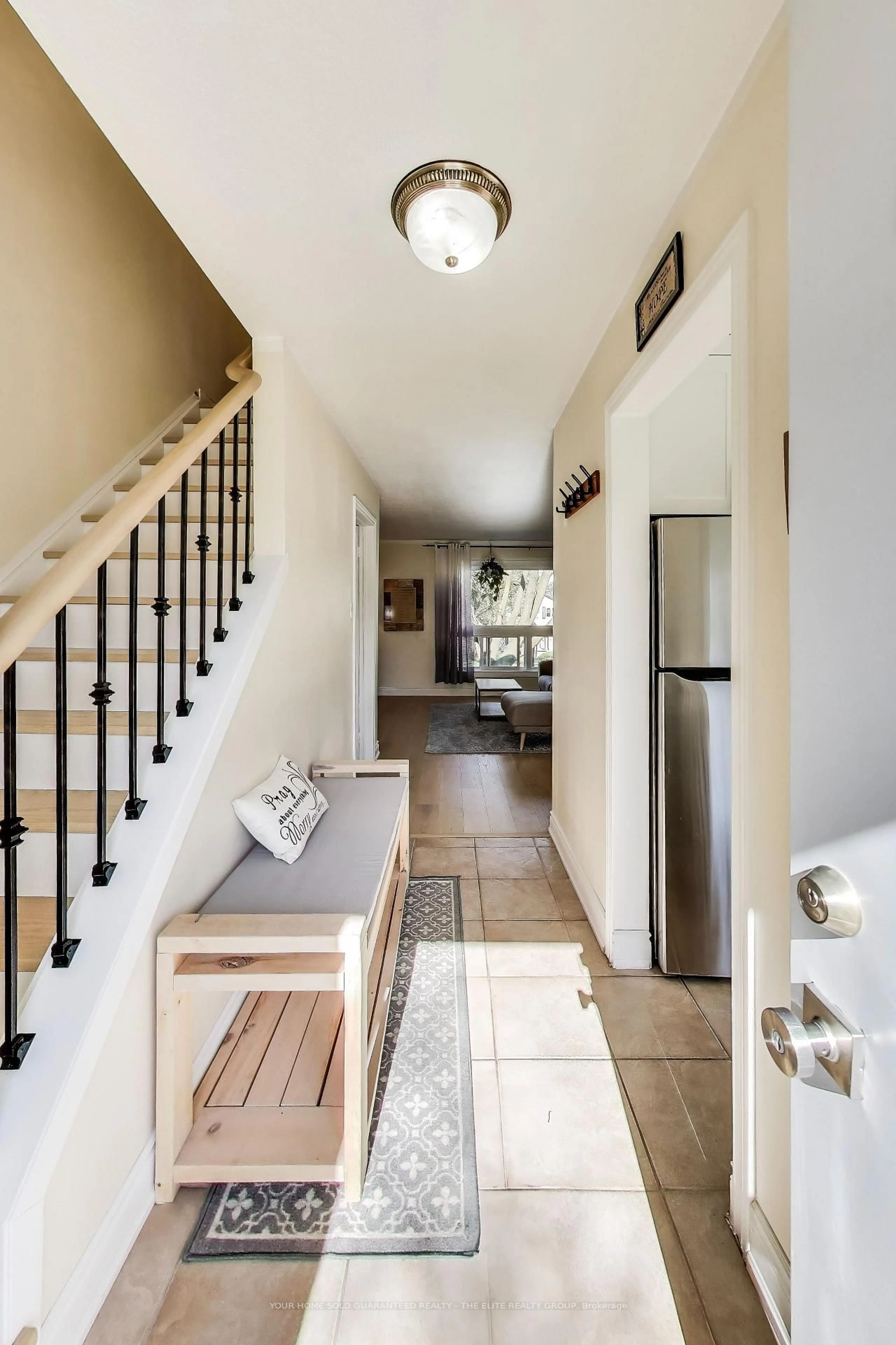 Indoor entryway for 98 Falconer Dr #72, Mississauga Ontario L5N 1Y2