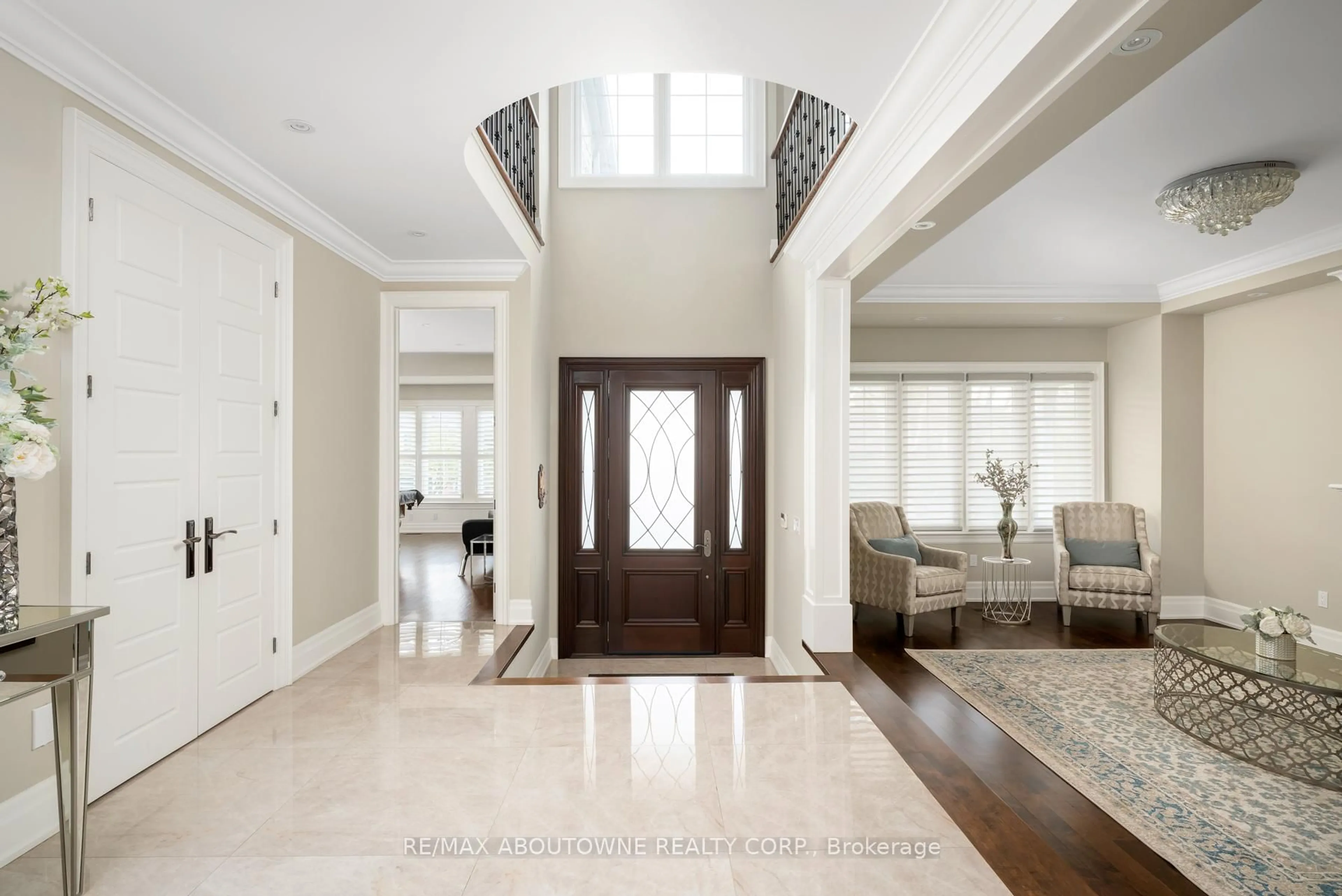 Indoor entryway for 5368 Foxmill Crt, Mississauga Ontario L5M 5B6