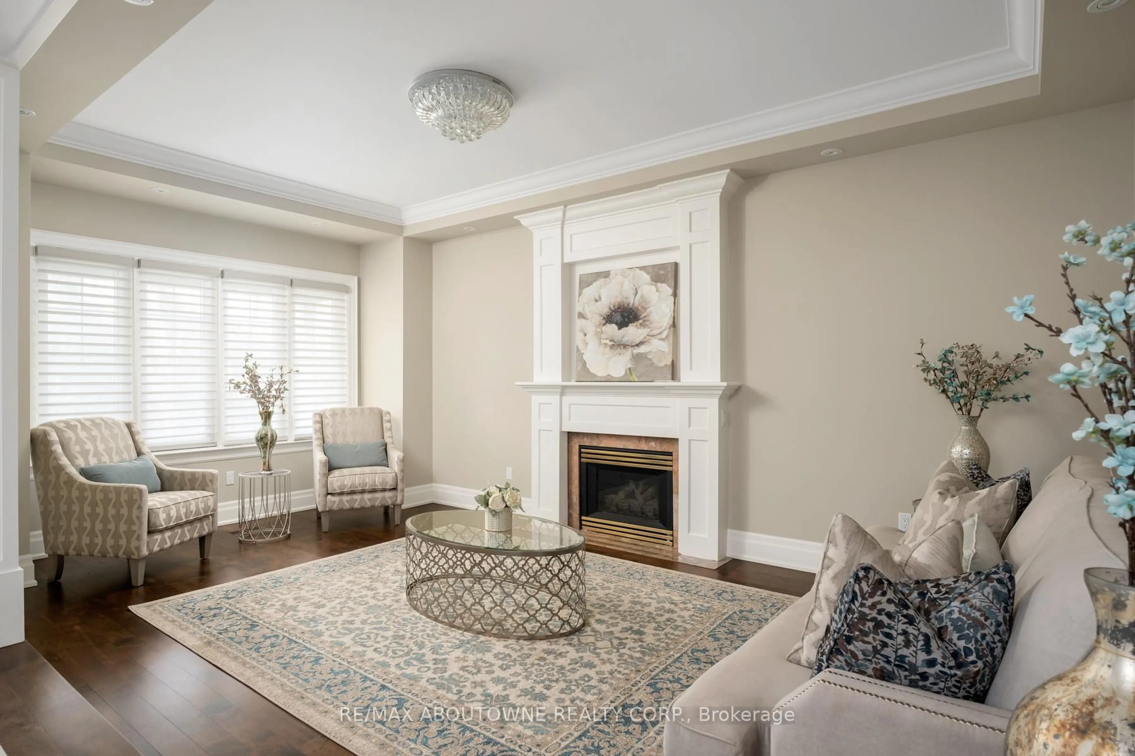 Living room with furniture, unknown for 5368 Foxmill Crt, Mississauga Ontario L5M 5B6