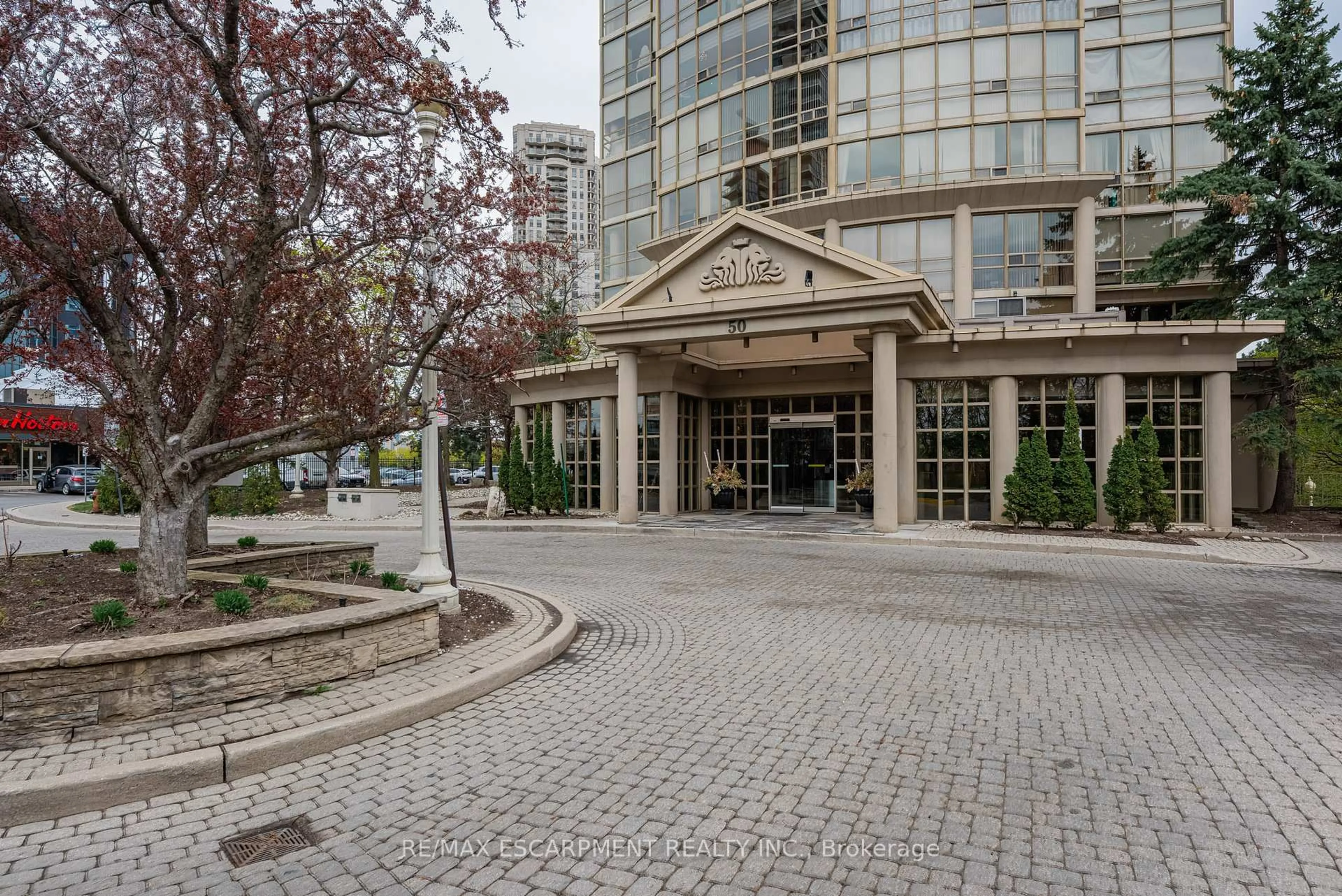 Indoor foyer for 50 Eglinton Ave #1002, Mississauga Ontario L5R 3P5