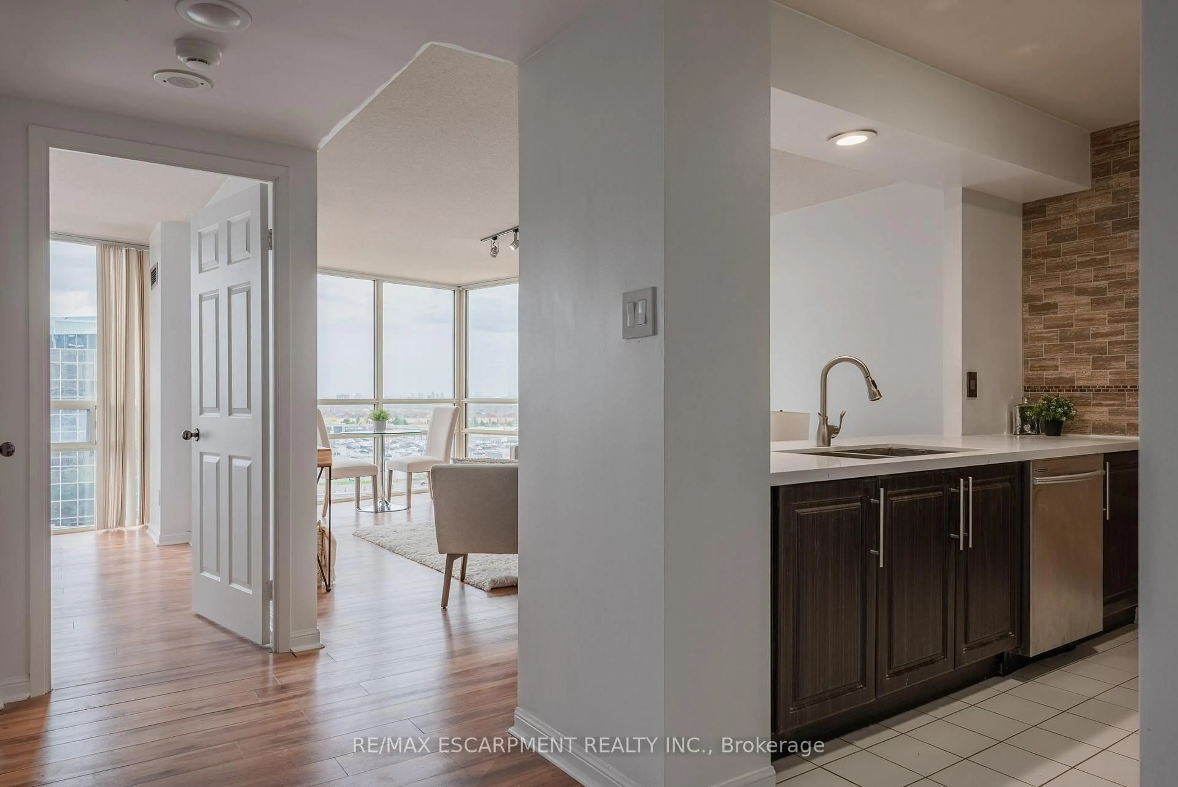 Open concept kitchen, ceramic/tile floor for 50 Eglinton Ave #1002, Mississauga Ontario L5R 3P5