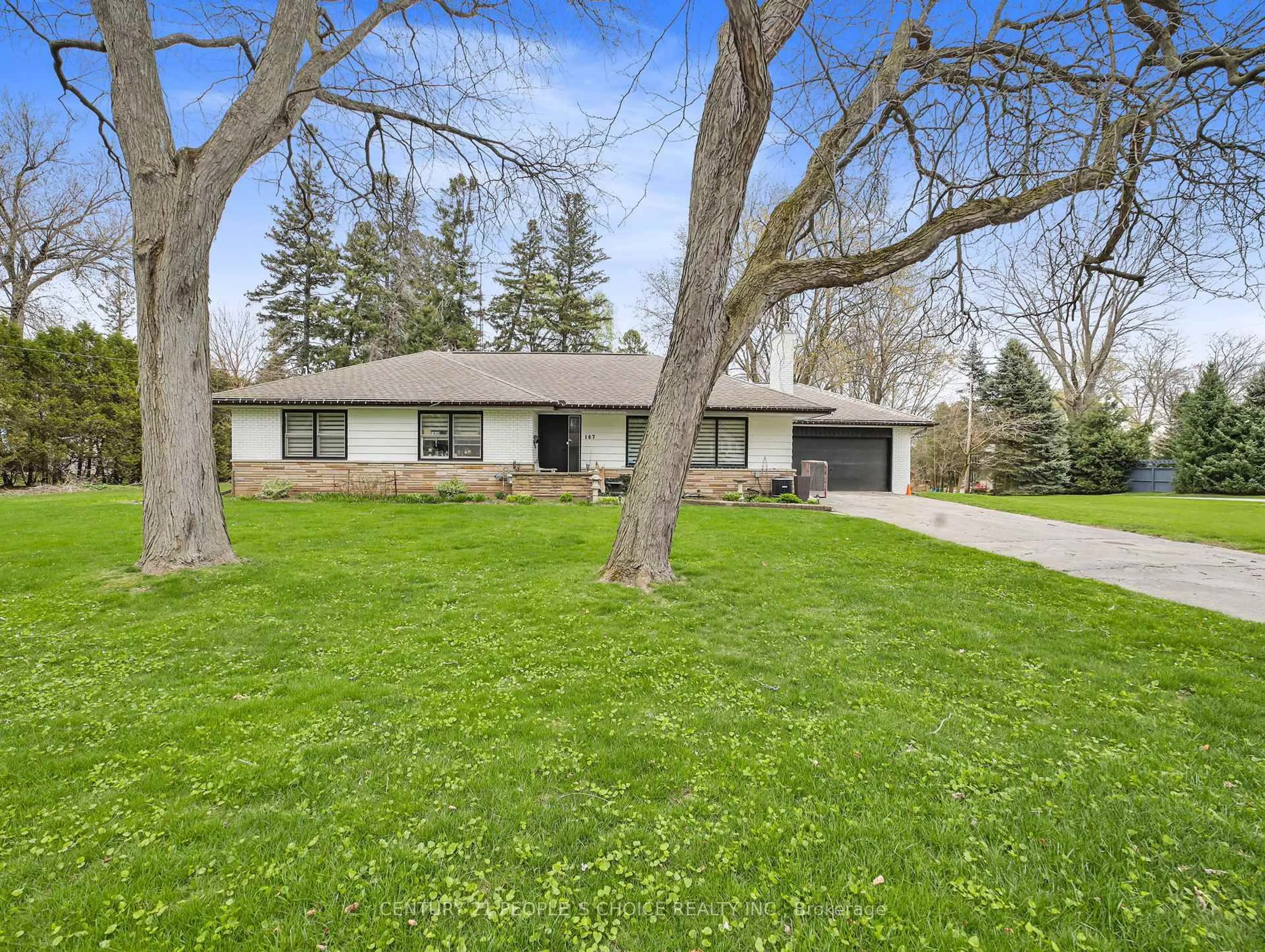 A pic from outside/outdoor area/front of a property/back of a property/a pic from drone, street for 167 Blue Water Pl, Burlington Ontario L7L 2J3
