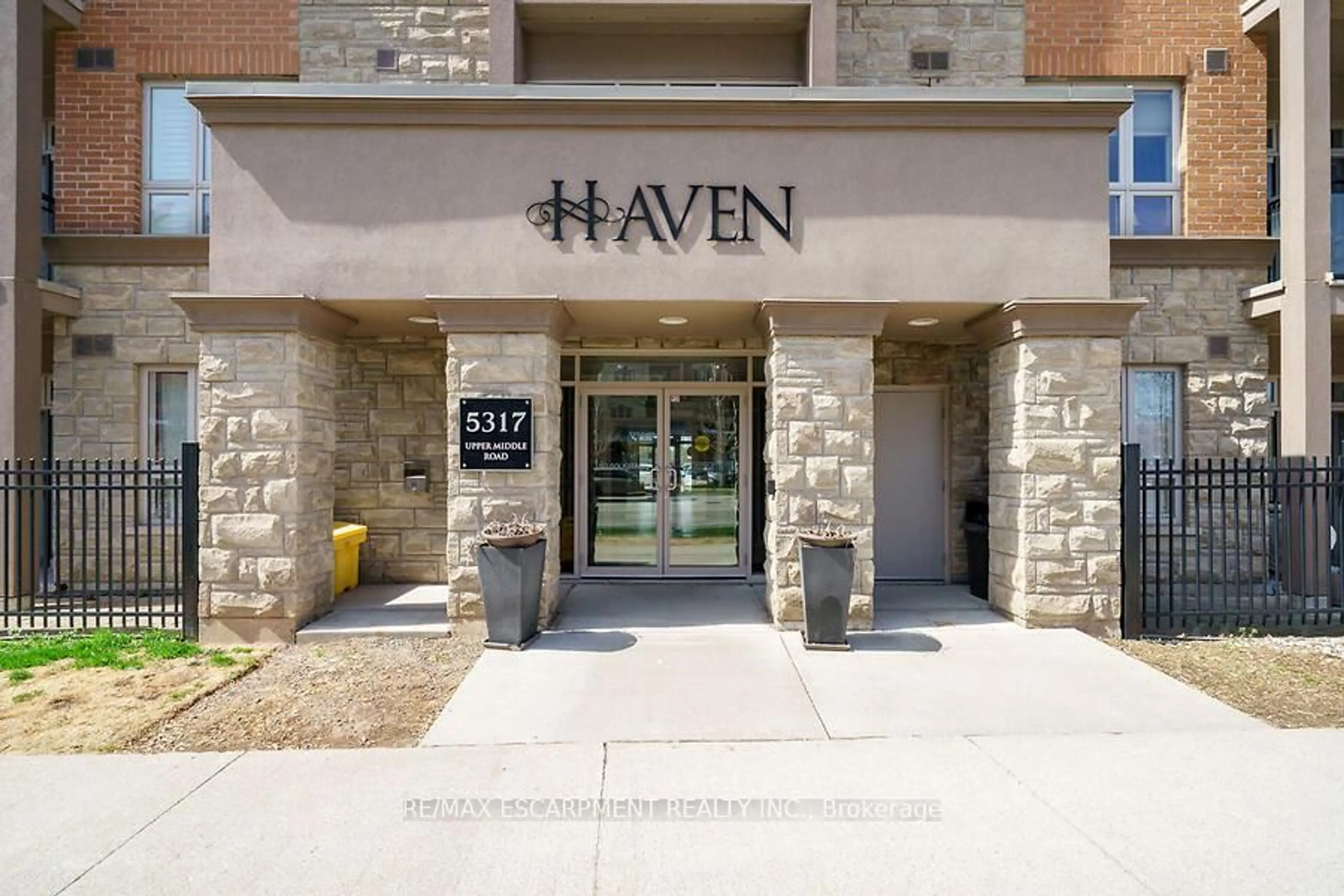 Indoor foyer for 5317 Upper Middle Rd #332, Burlington Ontario L7L 0G8