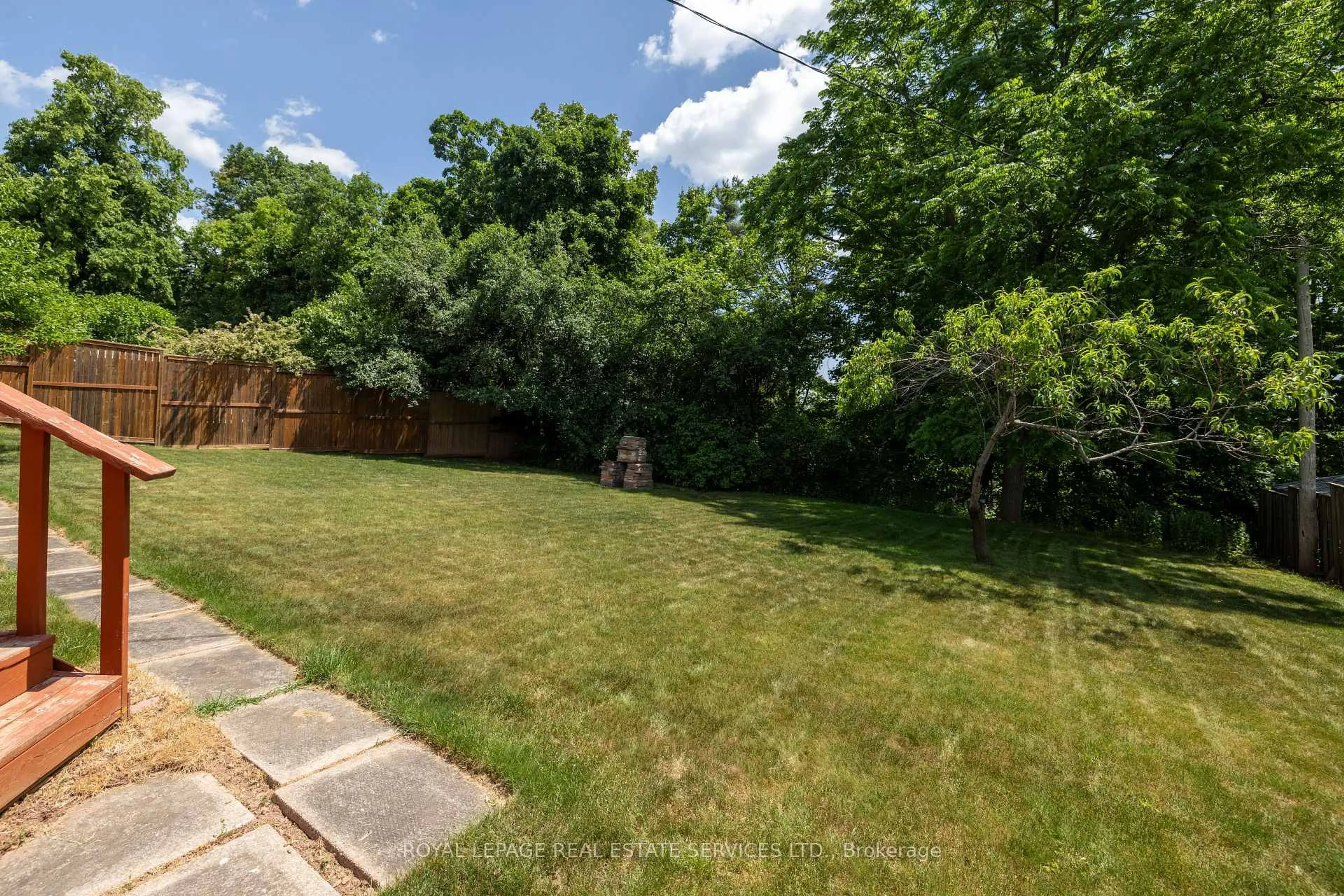 A pic from outside/outdoor area/front of a property/back of a property/a pic from drone, unknown for 1106 Falgarwood Dr, Oakville Ontario L6H 1N9