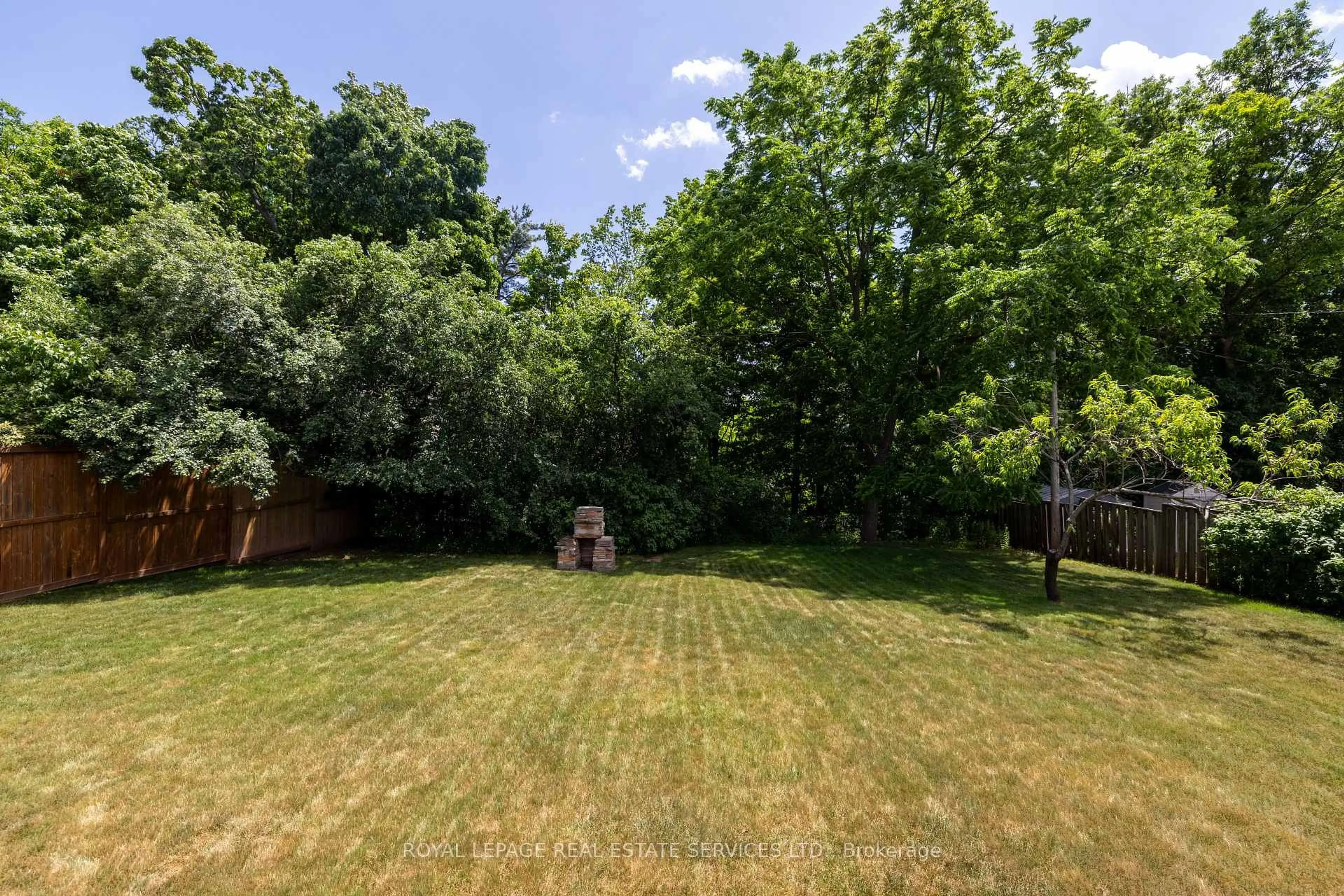 A pic from outside/outdoor area/front of a property/back of a property/a pic from drone, forest/trees view for 1106 Falgarwood Dr, Oakville Ontario L6H 1N9