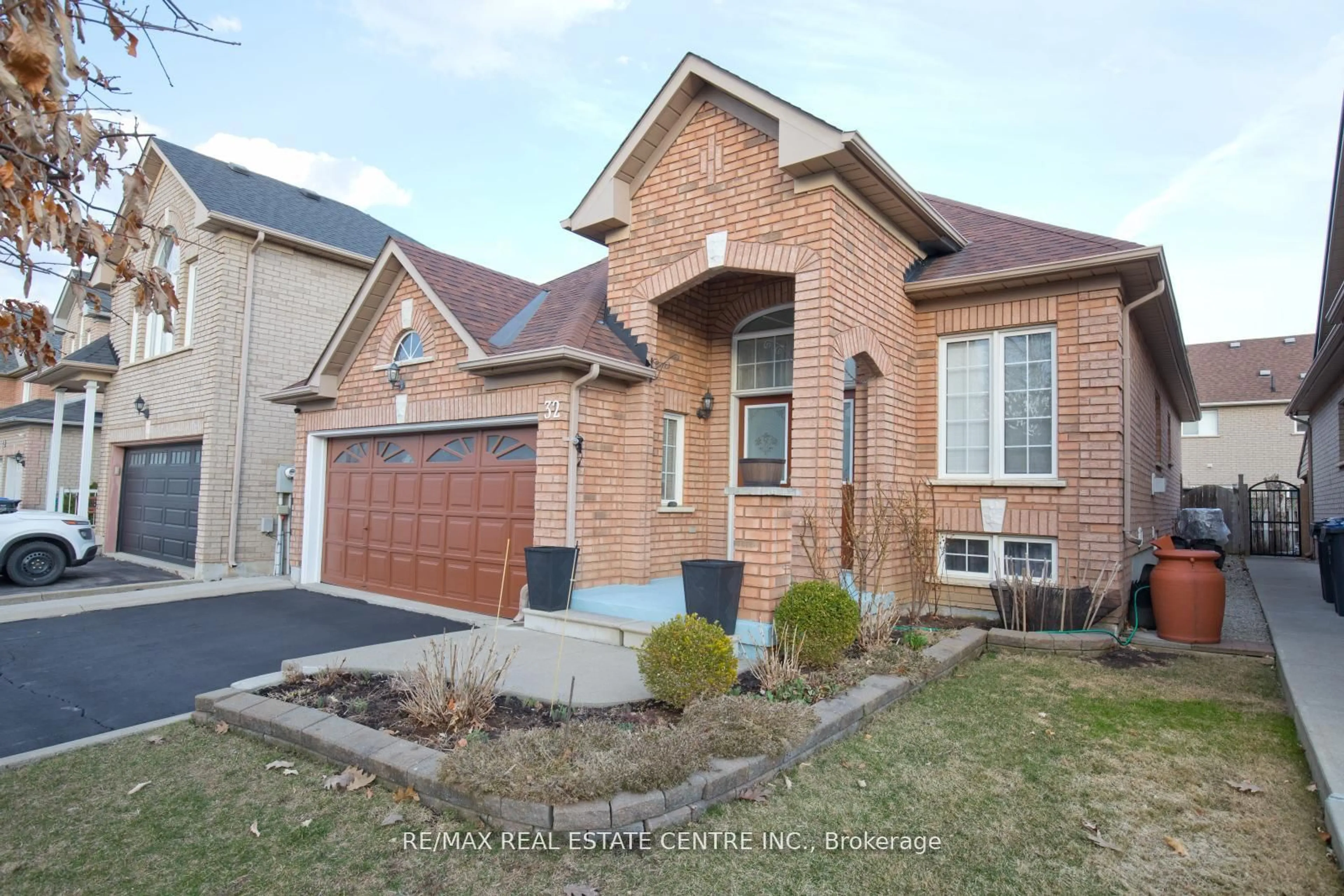 Home with brick exterior material, street for 32 Pappain Cres, Brampton Ontario L7A 3J8