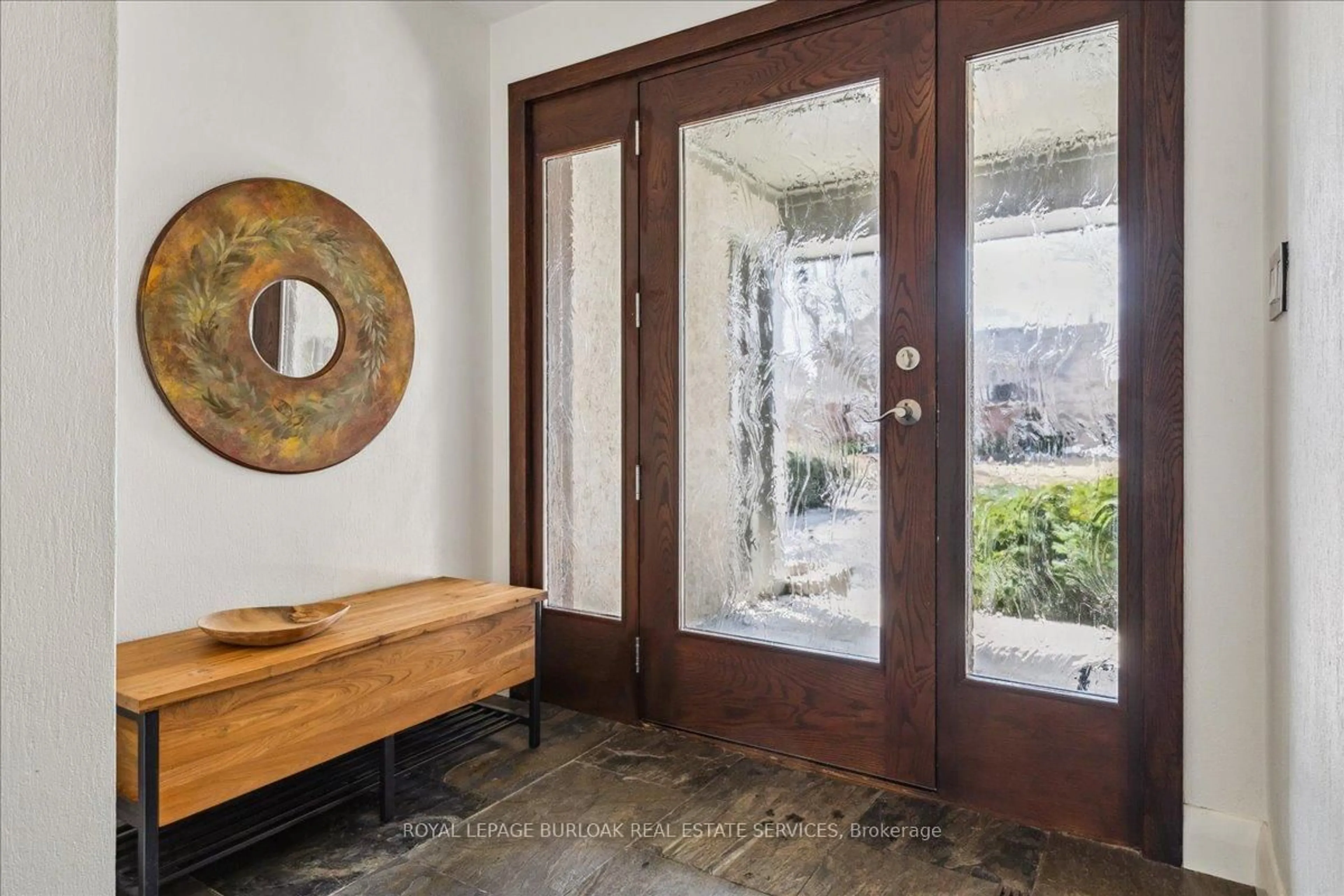 Indoor entryway for 607 Hurd Ave, Burlington Ontario L7S 1T4