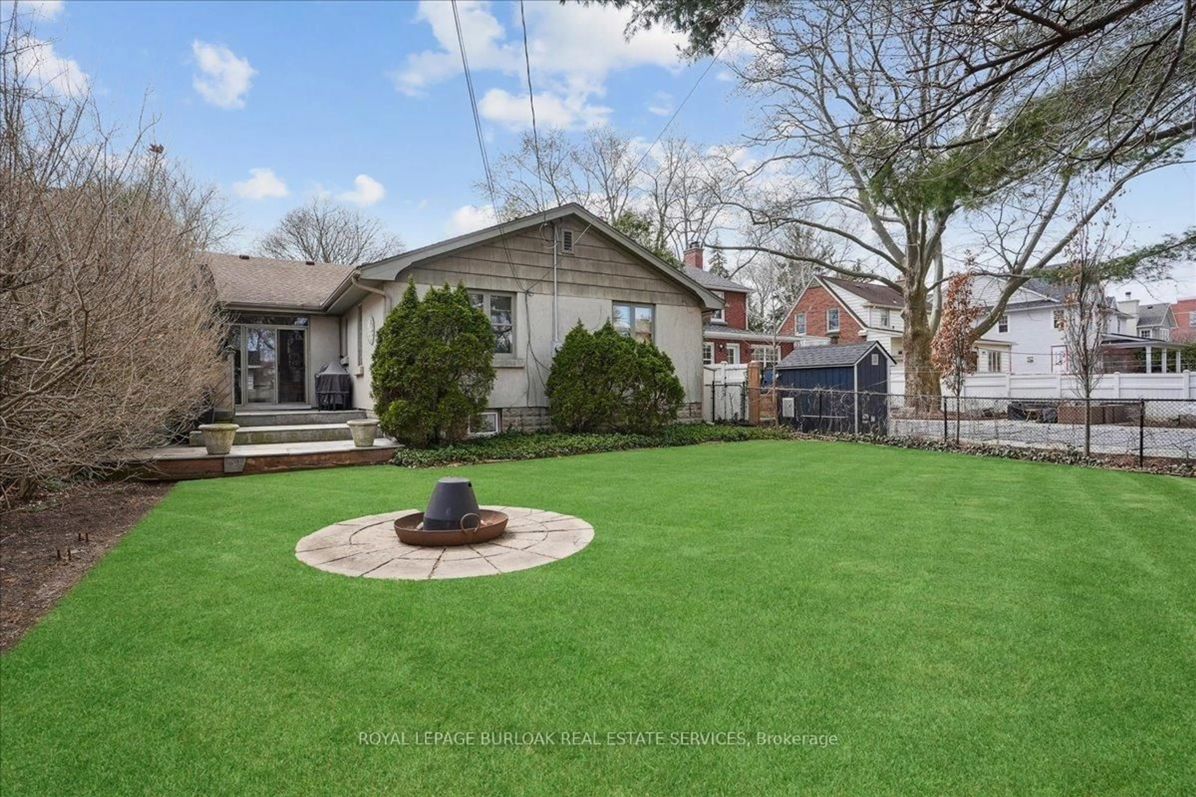 A pic from outside/outdoor area/front of a property/back of a property/a pic from drone, street for 607 Hurd Ave, Burlington Ontario L7S 1T4