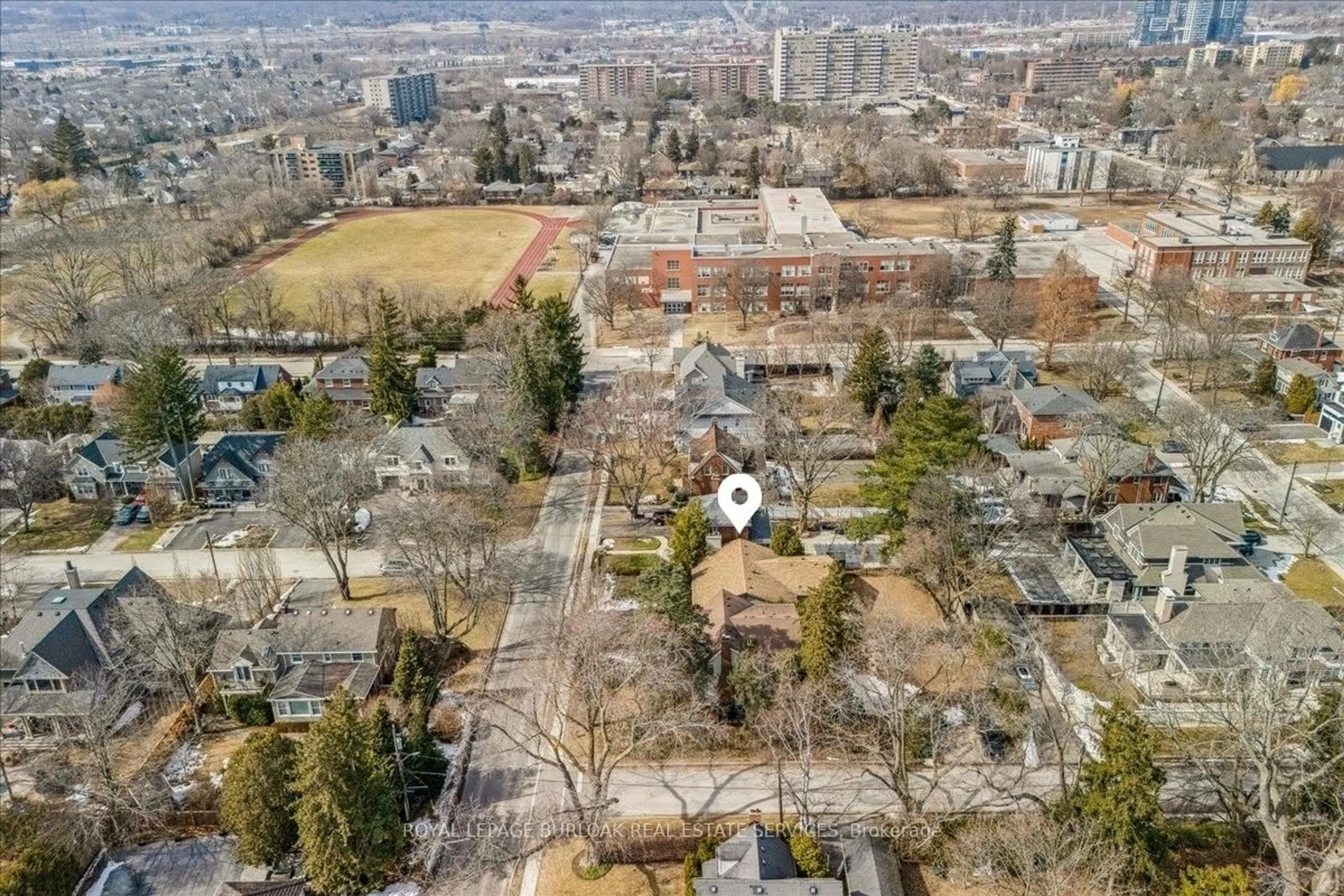 A pic from outside/outdoor area/front of a property/back of a property/a pic from drone, city buildings view from balcony for 607 Hurd Ave, Burlington Ontario L7S 1T4