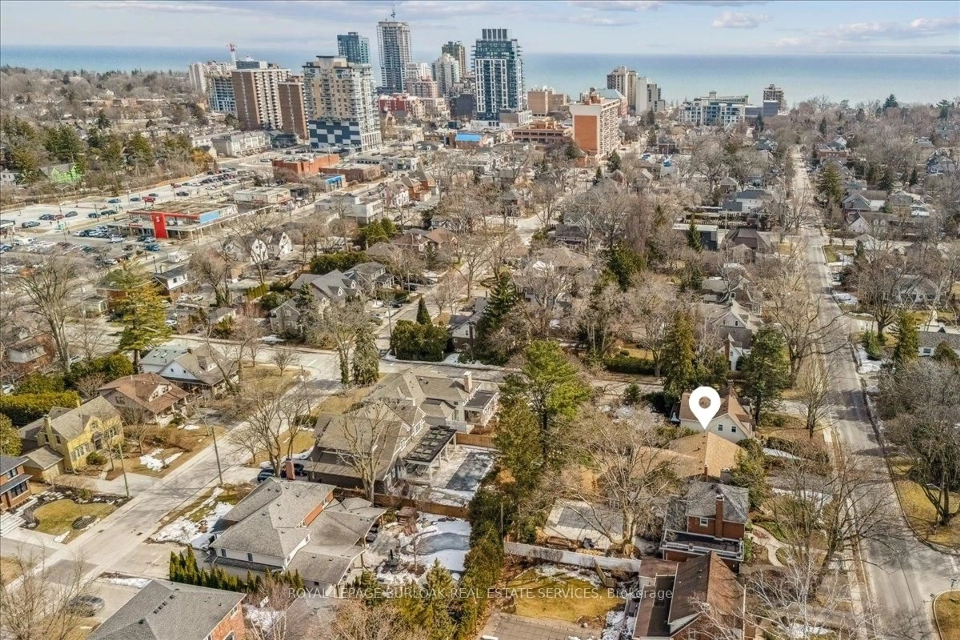 A pic from outside/outdoor area/front of a property/back of a property/a pic from drone, city buildings view from balcony for 607 Hurd Ave, Burlington Ontario L7S 1T4