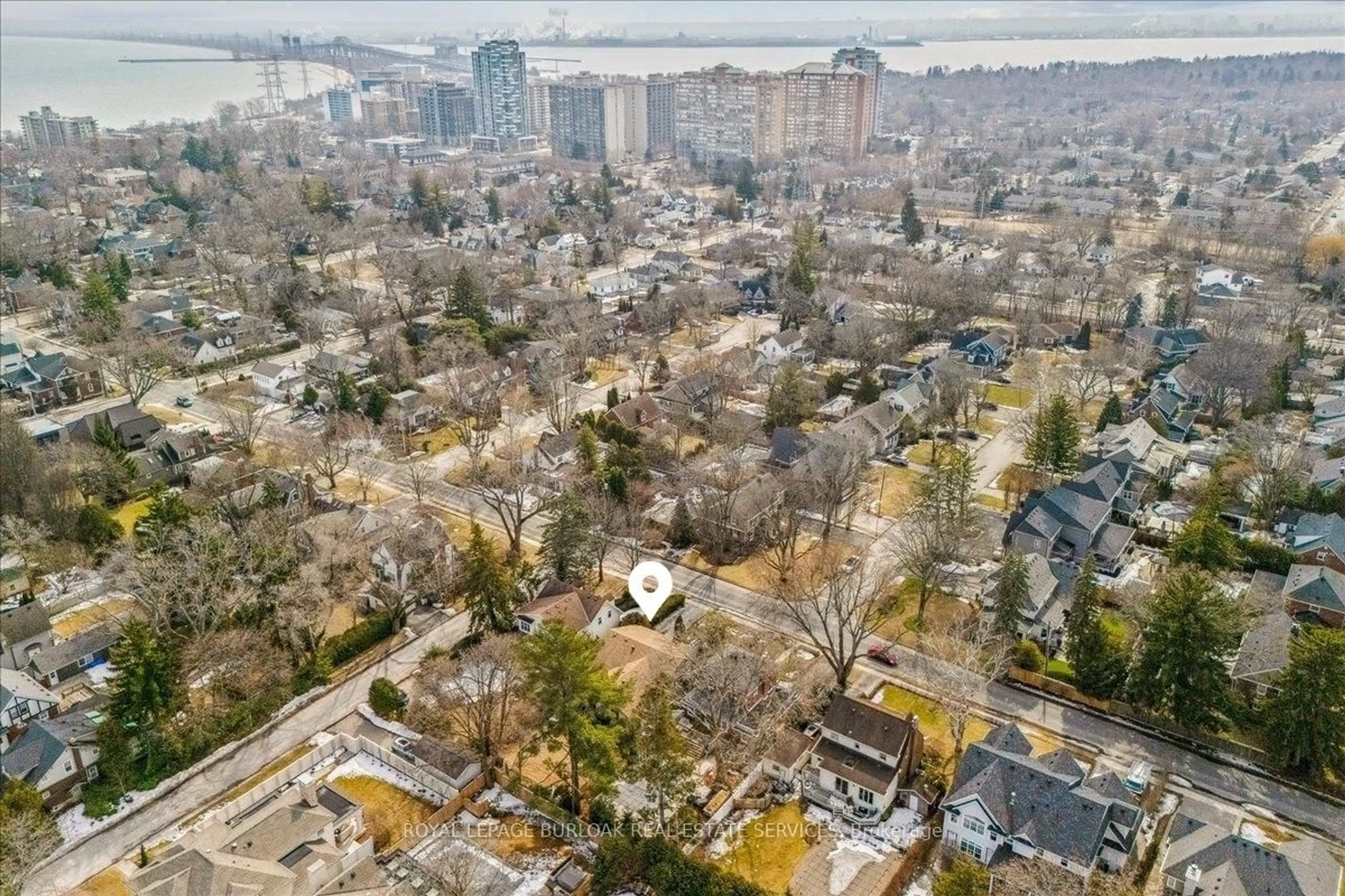 A pic from outside/outdoor area/front of a property/back of a property/a pic from drone, city buildings view from balcony for 607 Hurd Ave, Burlington Ontario L7S 1T4