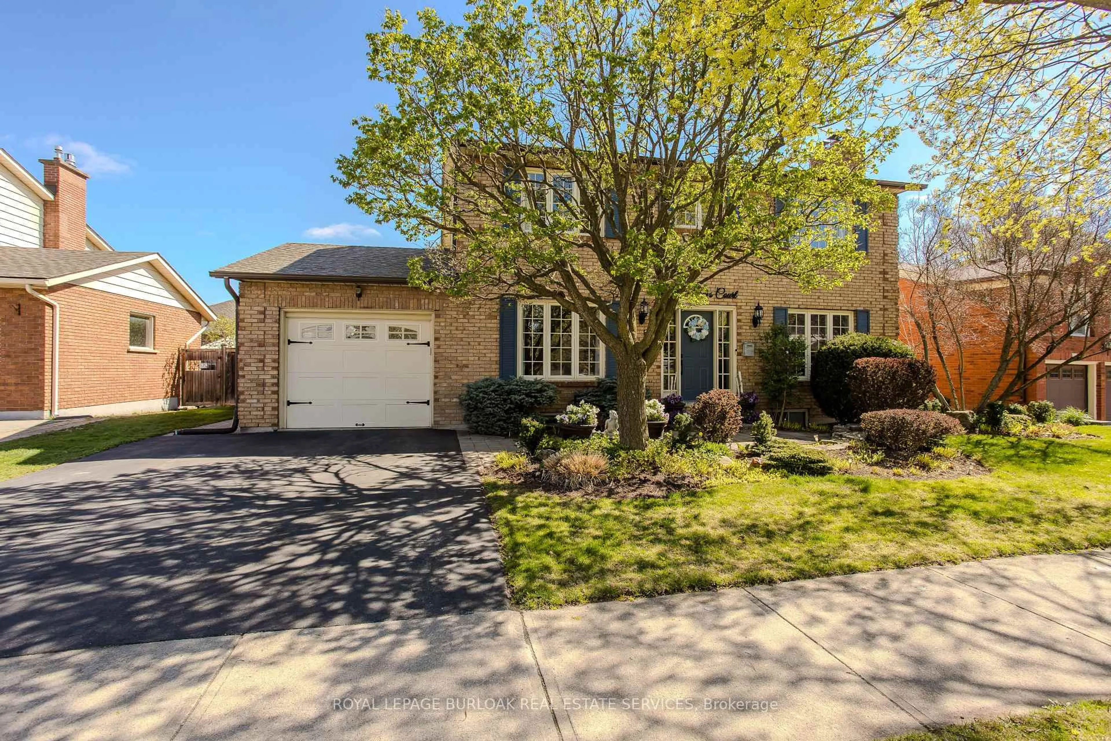 Home with brick exterior material, street for 623 Barons Crt, Burlington Ontario L7R 4E4