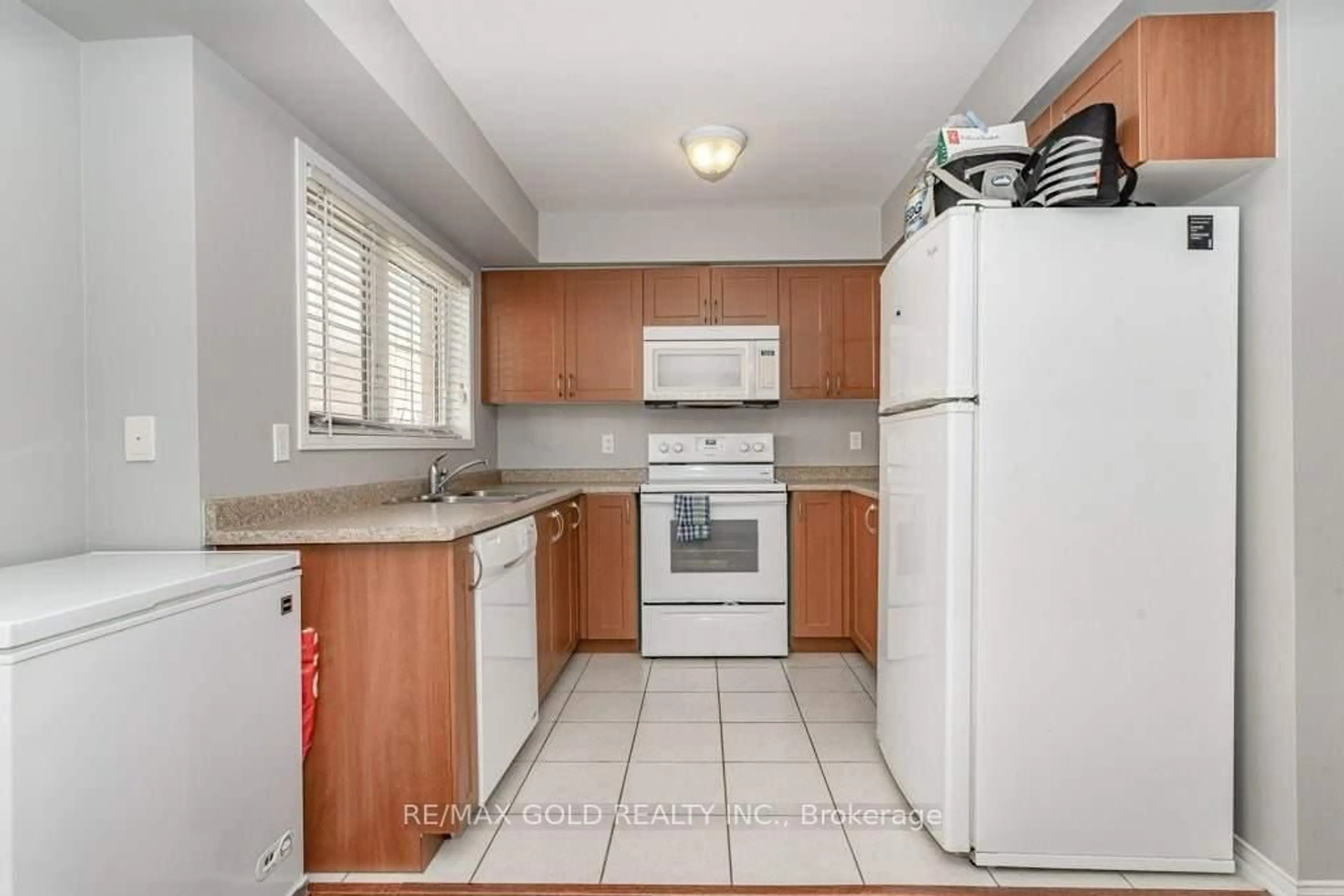 Standard kitchen, unknown for 2468 Post Rd #20, Oakville Ontario L6H 0J2