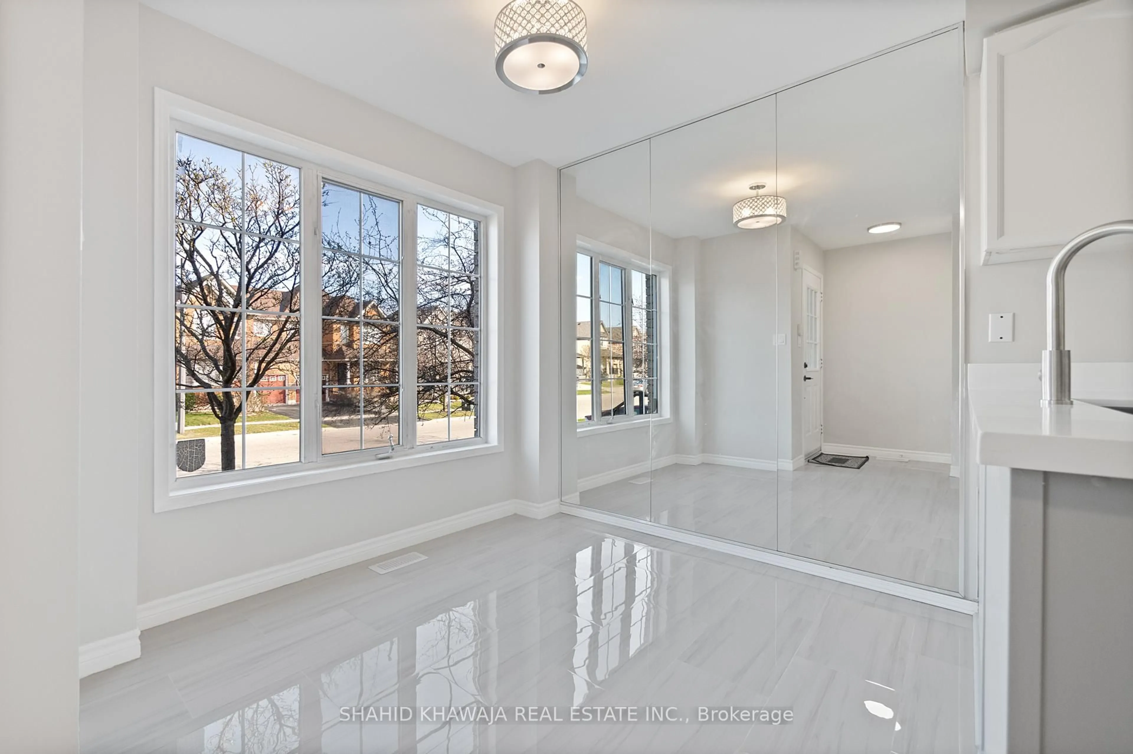 Indoor entryway for 3055 Mcdowell Dr, Mississauga Ontario L5M 6J6