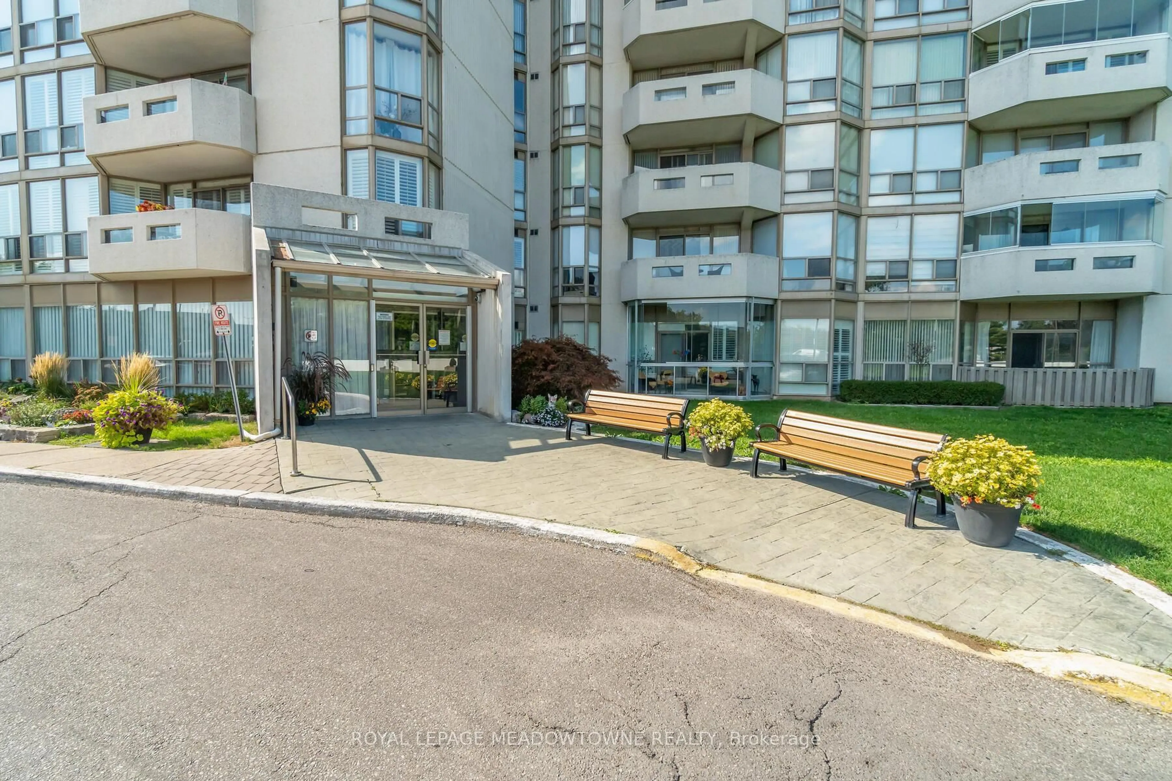 Patio, street for 20 McFarlane Dr #602, Halton Hills Ontario L7G 5J8