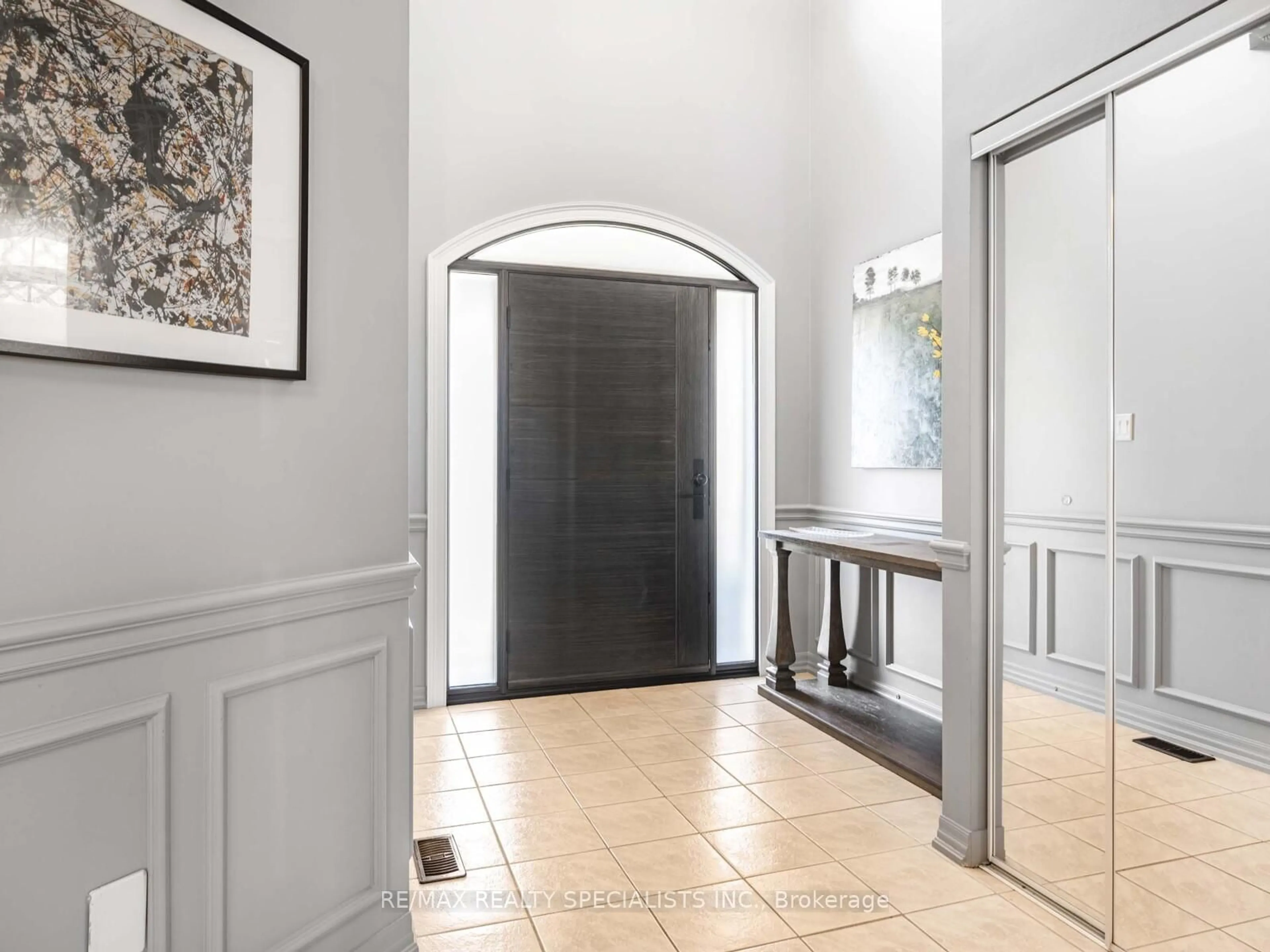 Indoor entryway for 67 Robinson Rd, Halton Hills Ontario M6J 2J2
