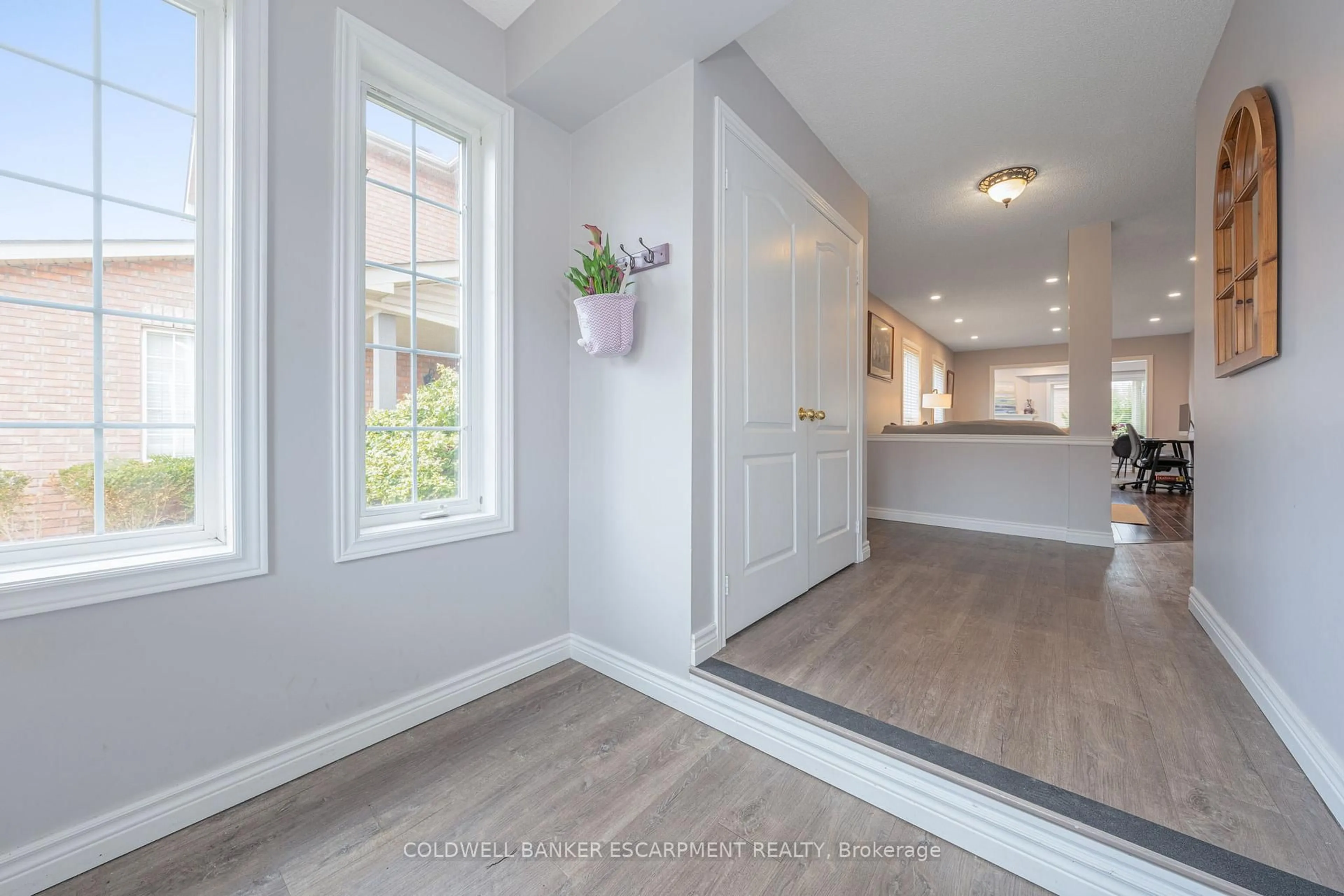 Indoor entryway for 26 Spruce Blvd, Halton Hills Ontario L7J 2Y2