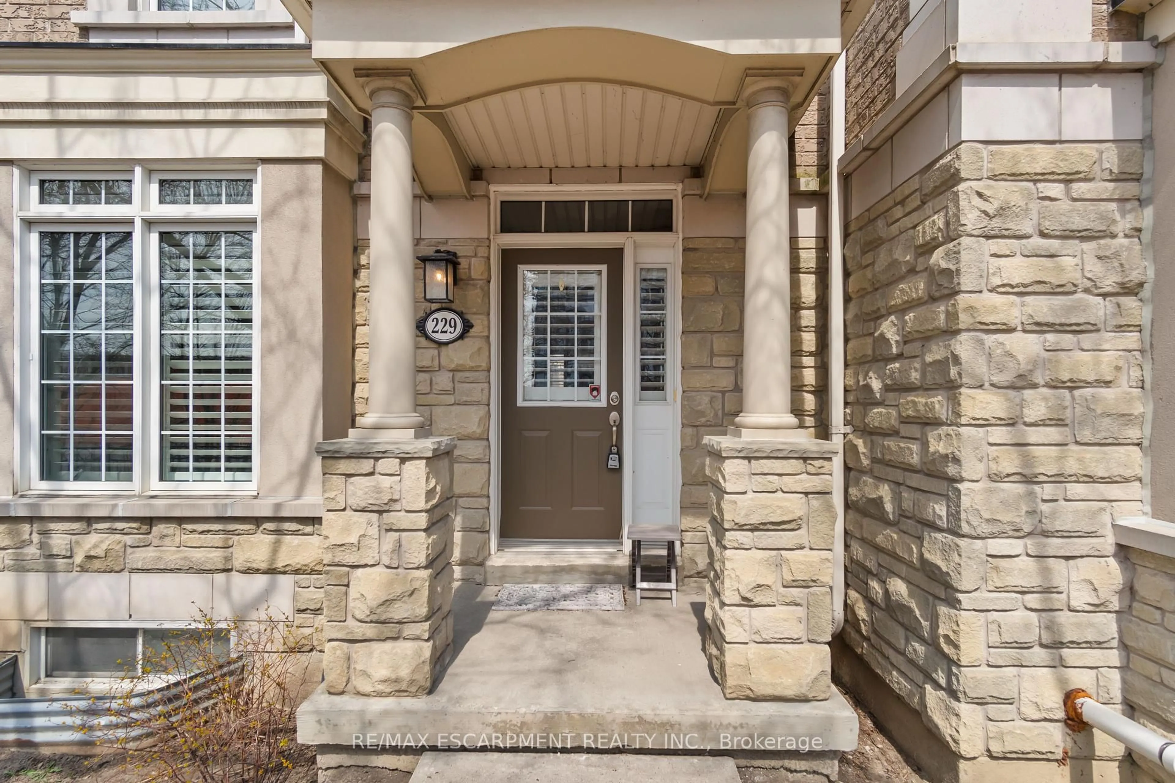 Indoor entryway for 60 Rosewood Ave #229, Mississauga Ontario L5G 4W2