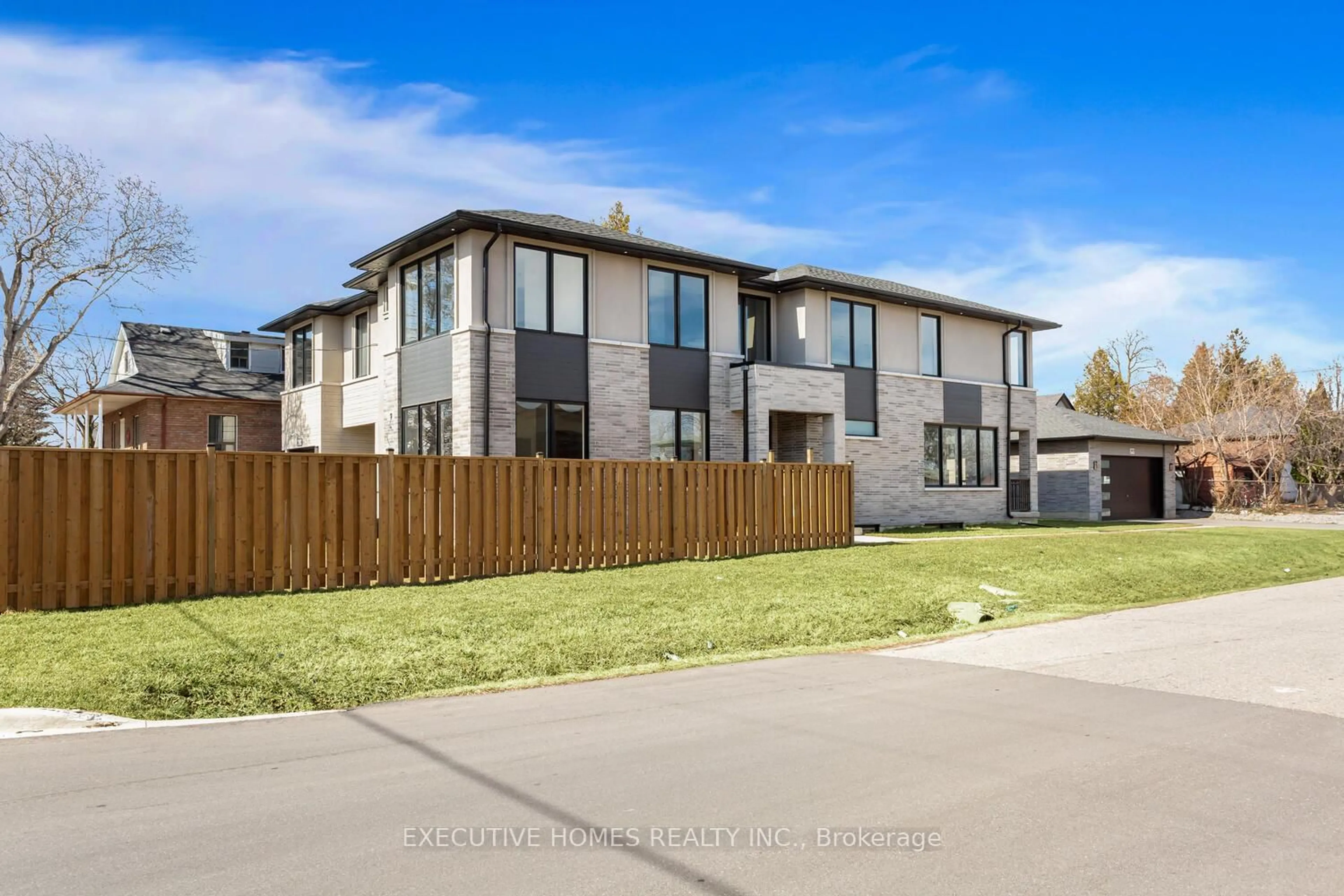 A pic from outside/outdoor area/front of a property/back of a property/a pic from drone, street for 797 First St, Mississauga Ontario L5E 1A3