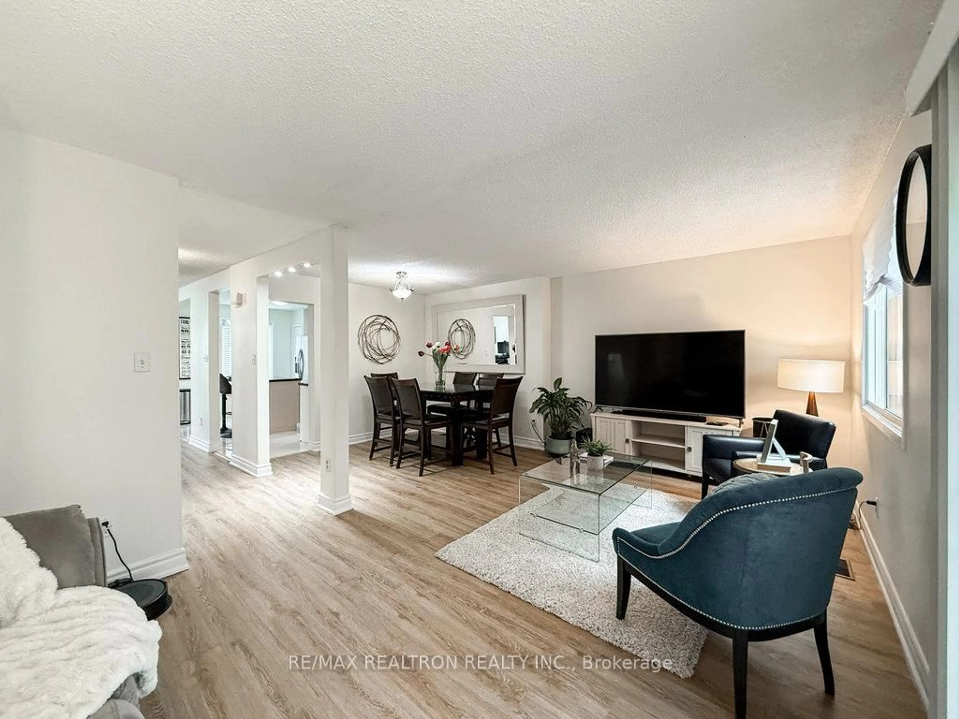 Living room with furniture, unknown for 2651 Aquitane Ave #73, Mississauga Ontario L5N 1V5