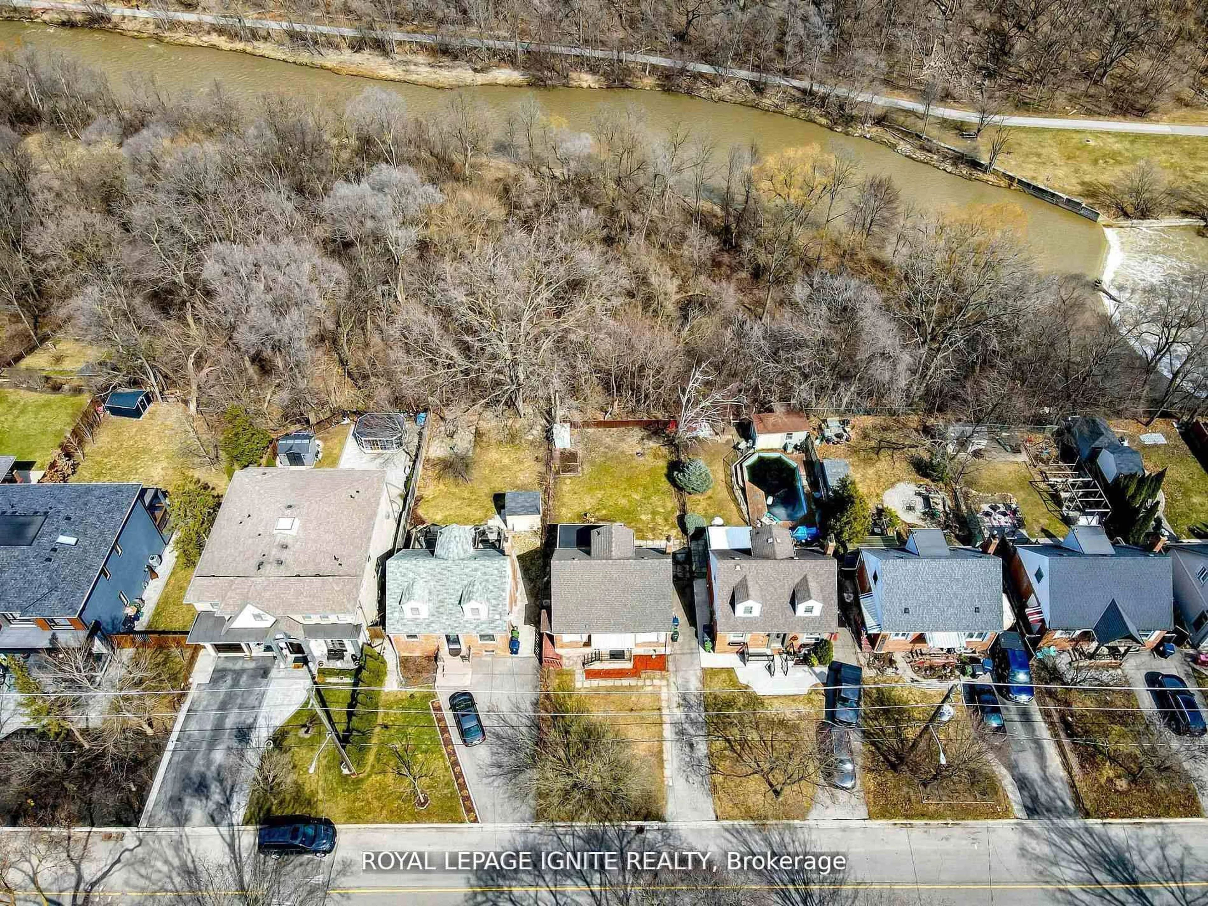 A pic from outside/outdoor area/front of a property/back of a property/a pic from drone, street for 53 Riverview Hts, Toronto Ontario M9P 2N3