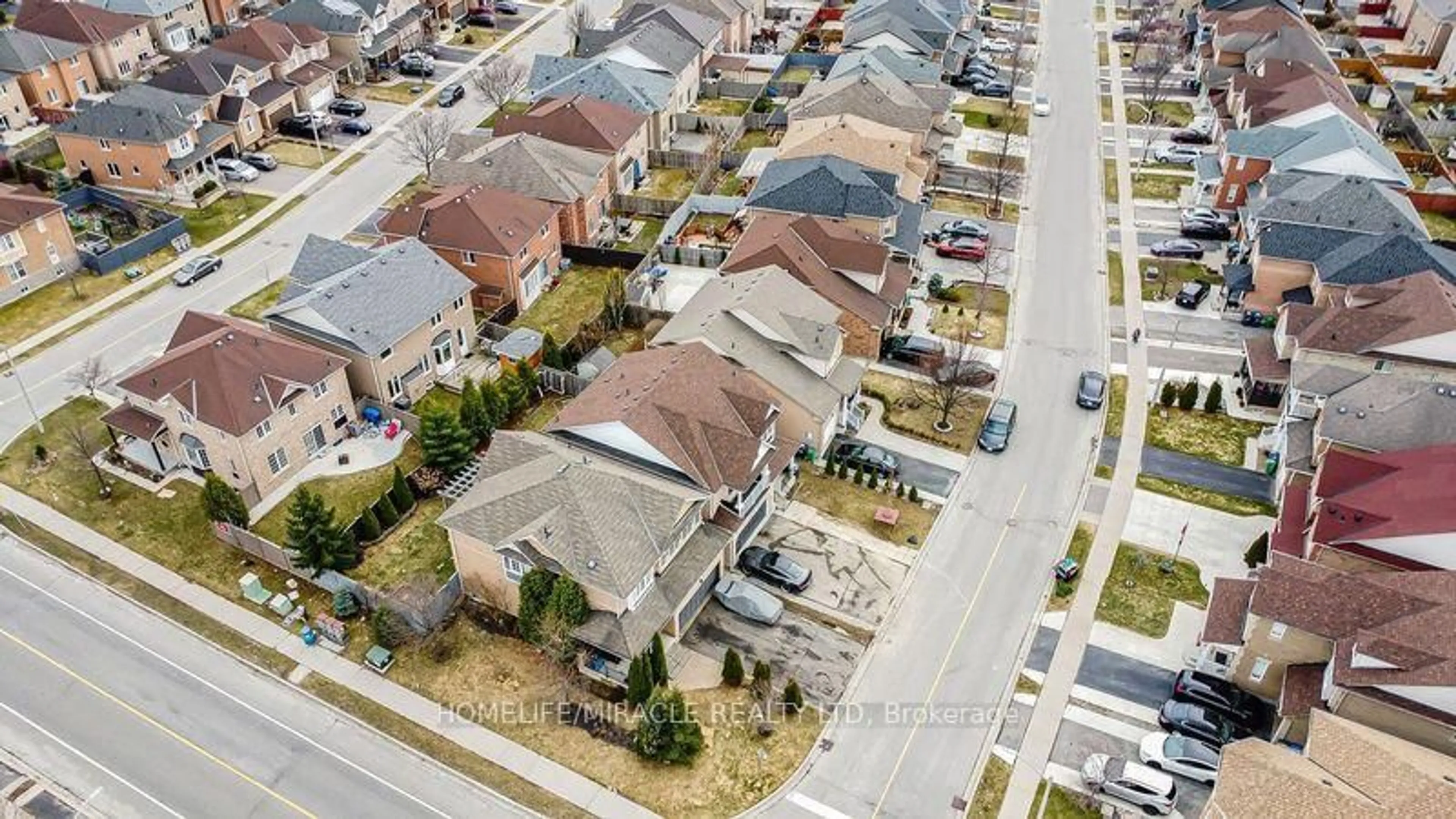 A pic from outside/outdoor area/front of a property/back of a property/a pic from drone, street for 4 ChalkFarm Cres, Brampton Ontario L7A 3V8