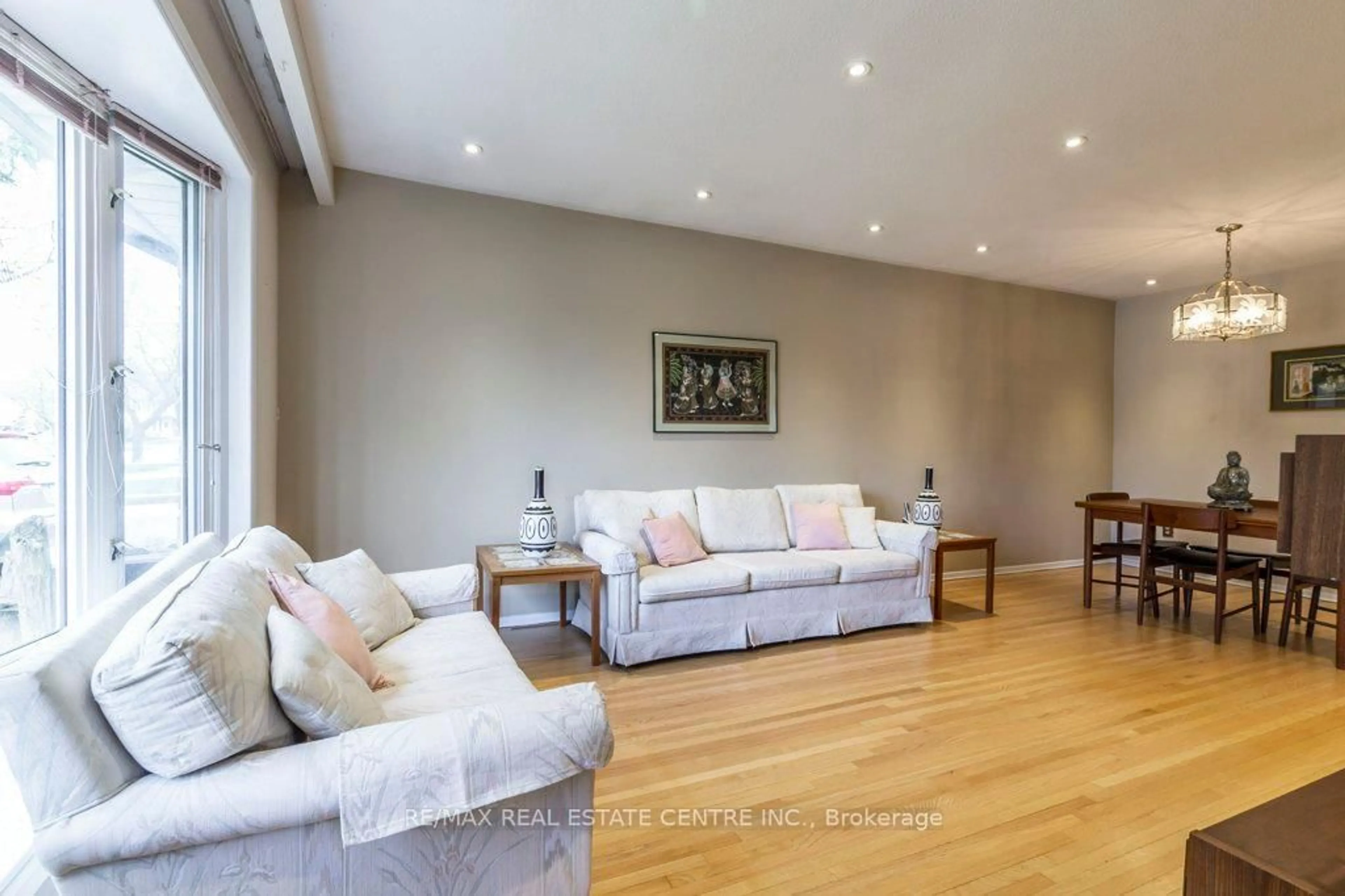 Living room with furniture, wood/laminate floor for 368 Lara Woods N/A, Mississauga Ontario L5A 3A9