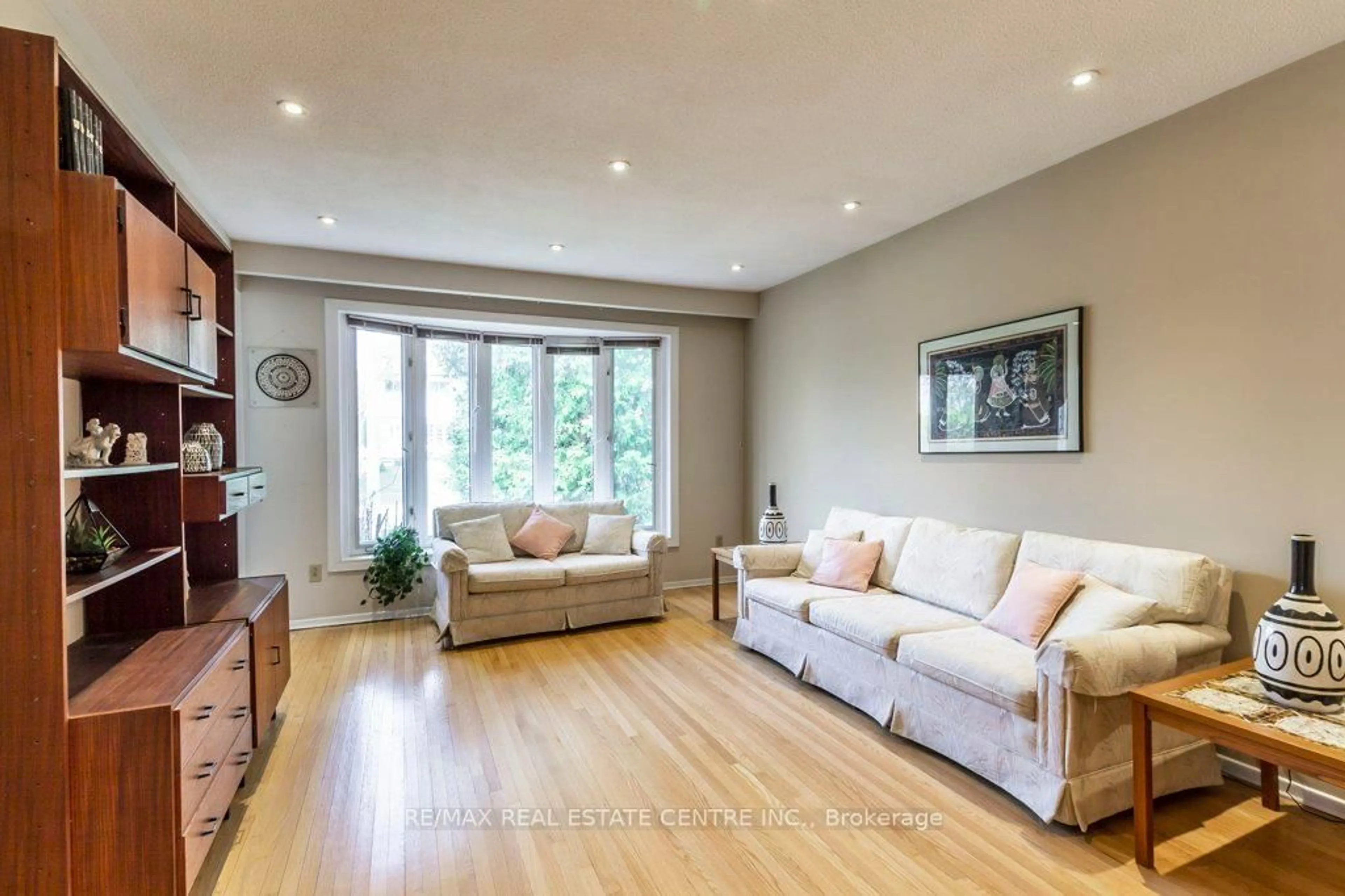 Living room with furniture, wood/laminate floor for 368 Lara Woods N/A, Mississauga Ontario L5A 3A9