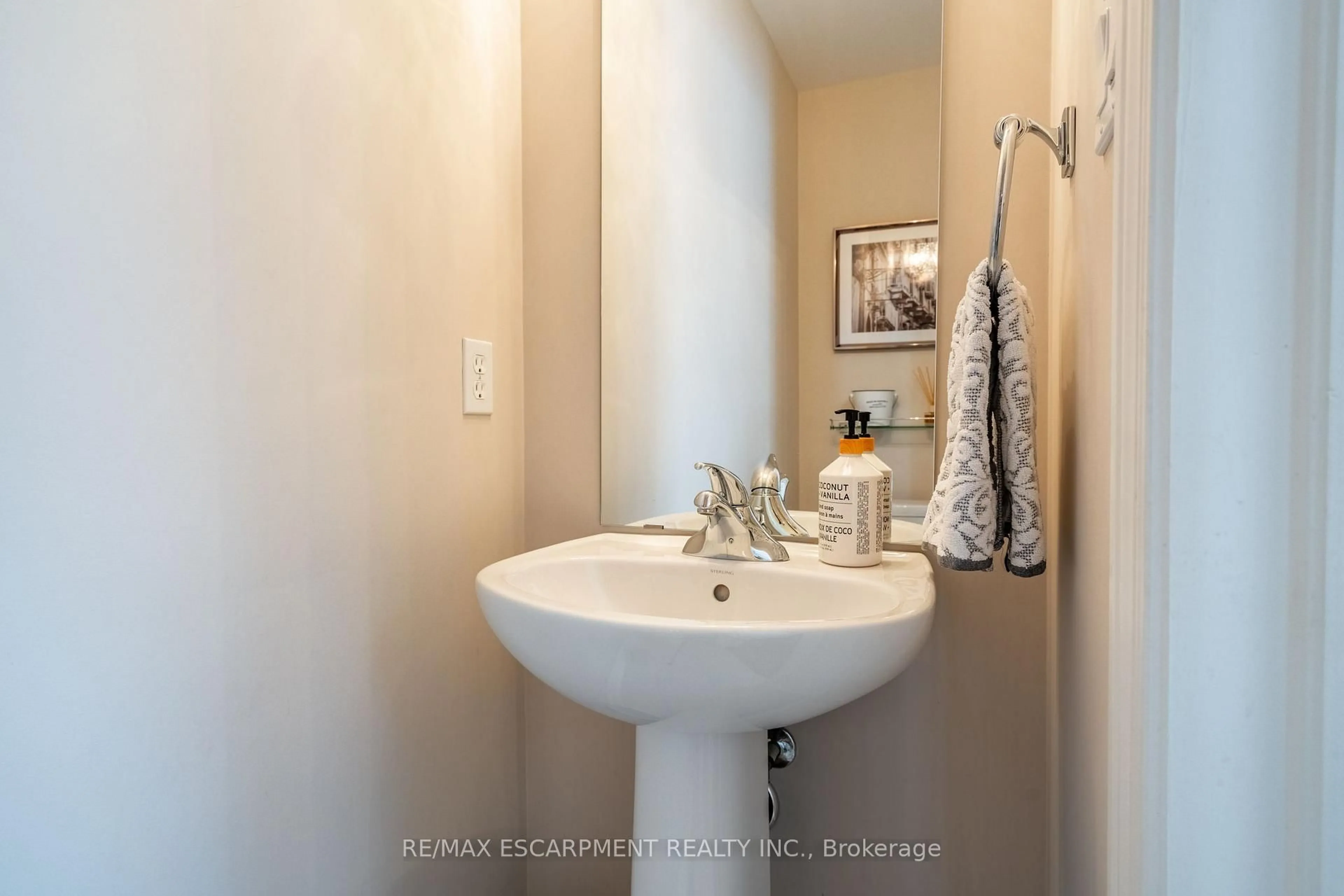 Standard bathroom, ceramic/tile floor for 1491 Plains Rd #6, Burlington Ontario L7T 4H1