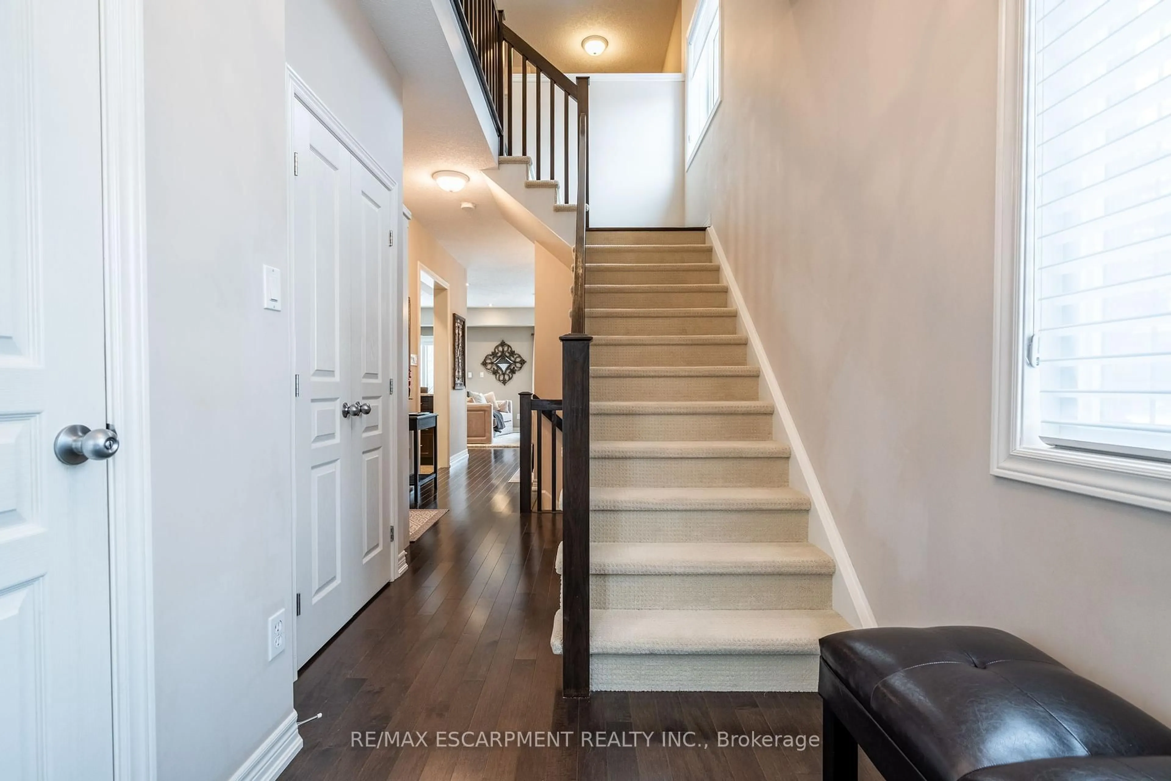 Indoor entryway for 1491 Plains Rd #6, Burlington Ontario L7T 4H1