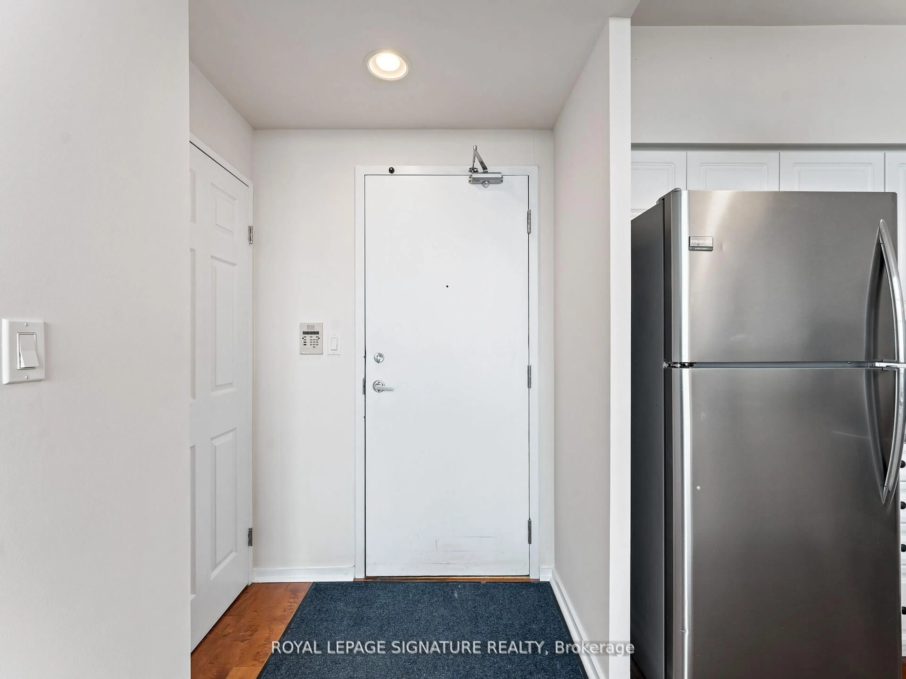 Indoor entryway for 200 Manitoba St #620, Toronto Ontario M8Y 3Y9