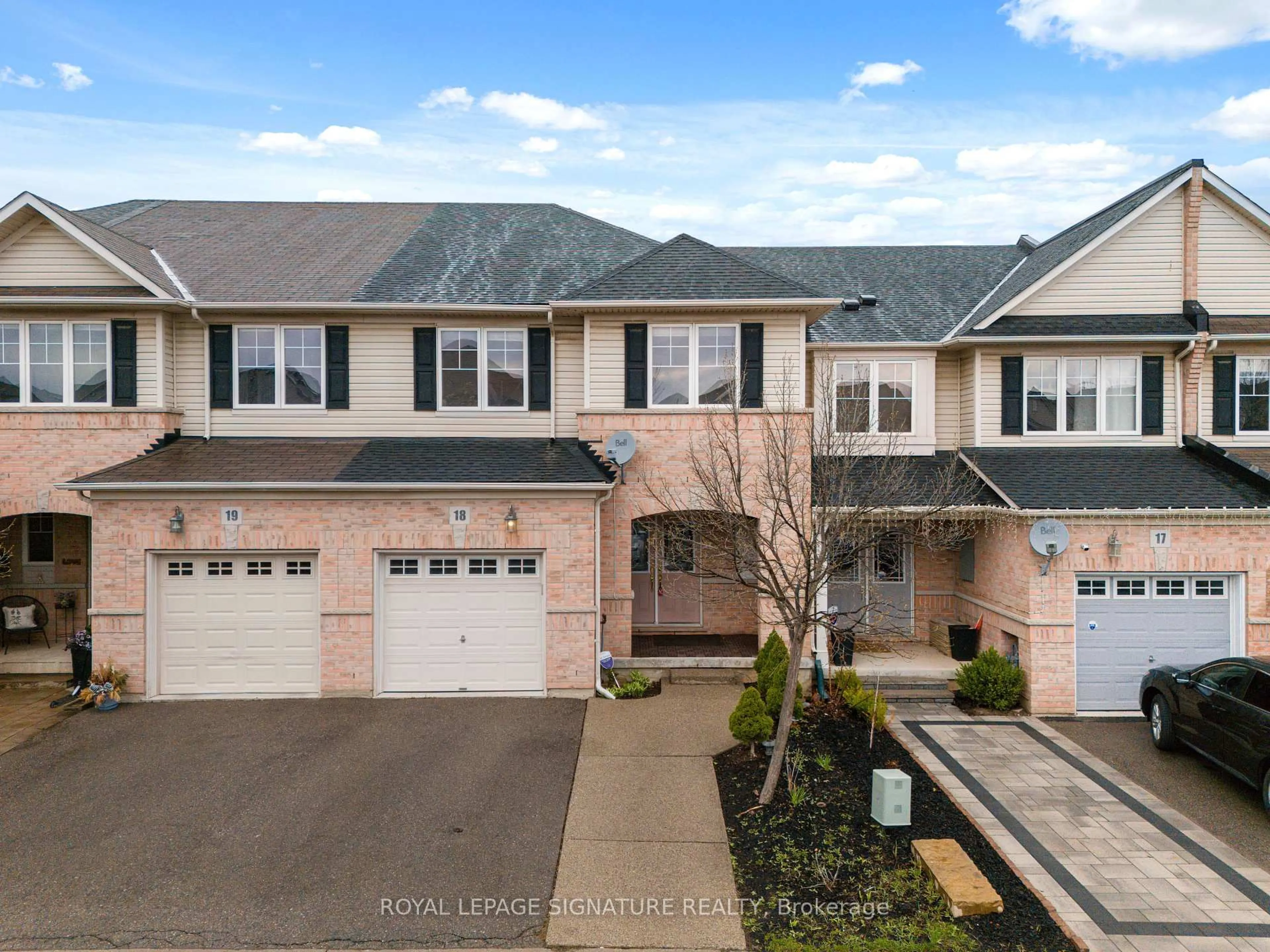 A pic from outside/outdoor area/front of a property/back of a property/a pic from drone, street for 3275 Stalybridge Dr #18, Oakville Ontario L6M 0L2