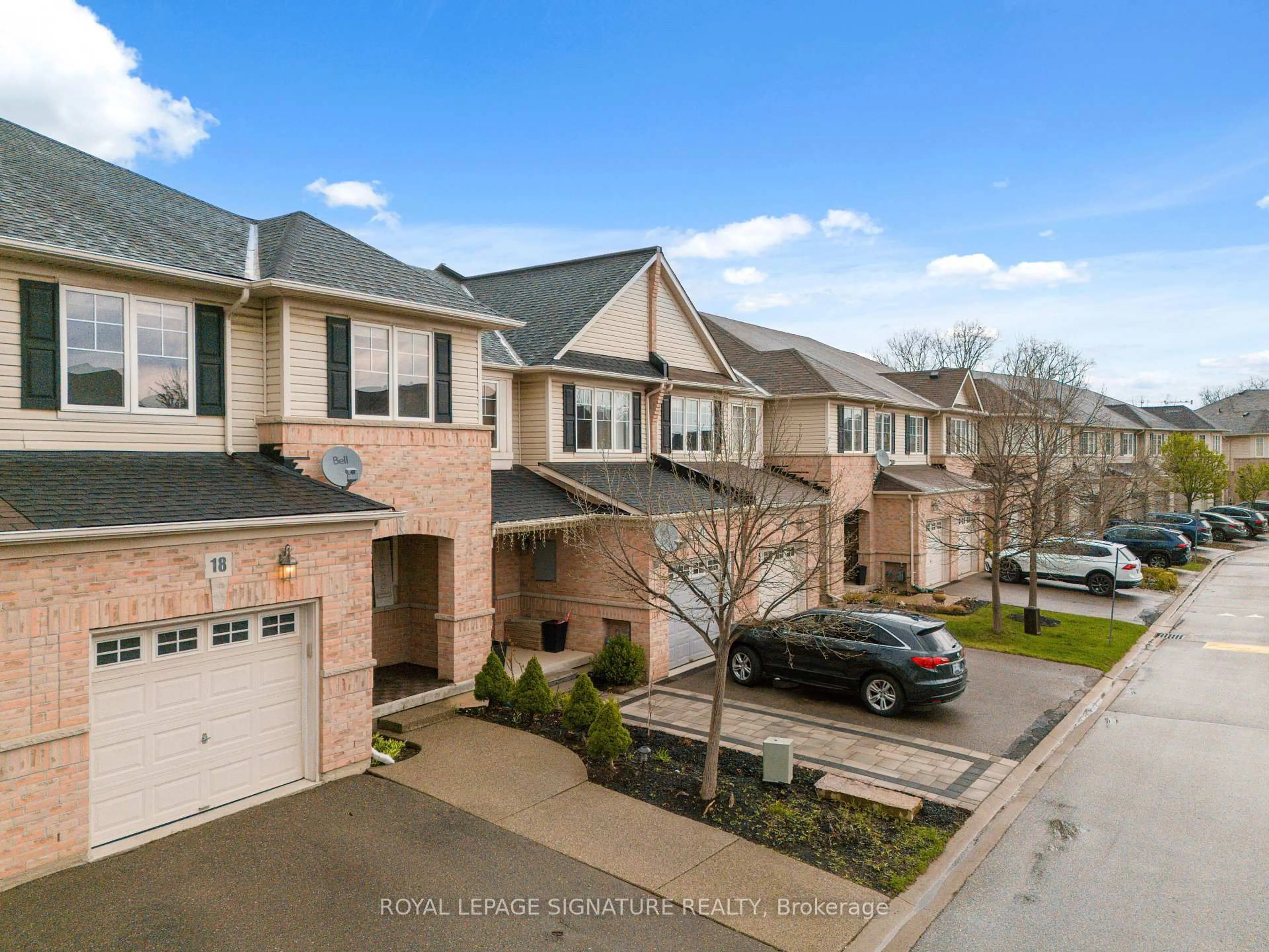 A pic from outside/outdoor area/front of a property/back of a property/a pic from drone, street for 3275 Stalybridge Dr #18, Oakville Ontario L6M 0L2