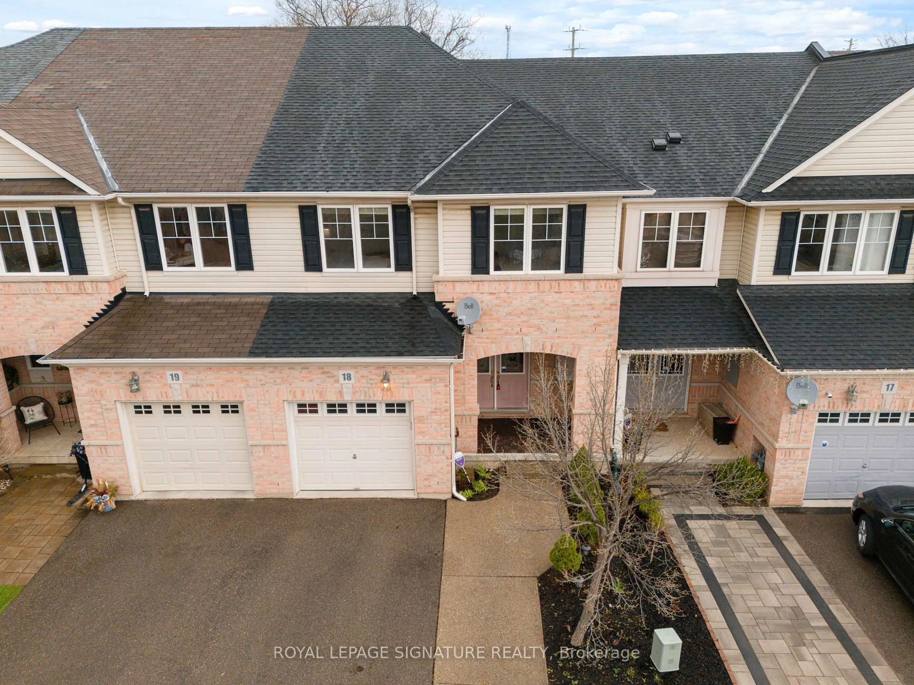 A pic from outside/outdoor area/front of a property/back of a property/a pic from drone, street for 3275 Stalybridge Dr #18, Oakville Ontario L6M 0L2