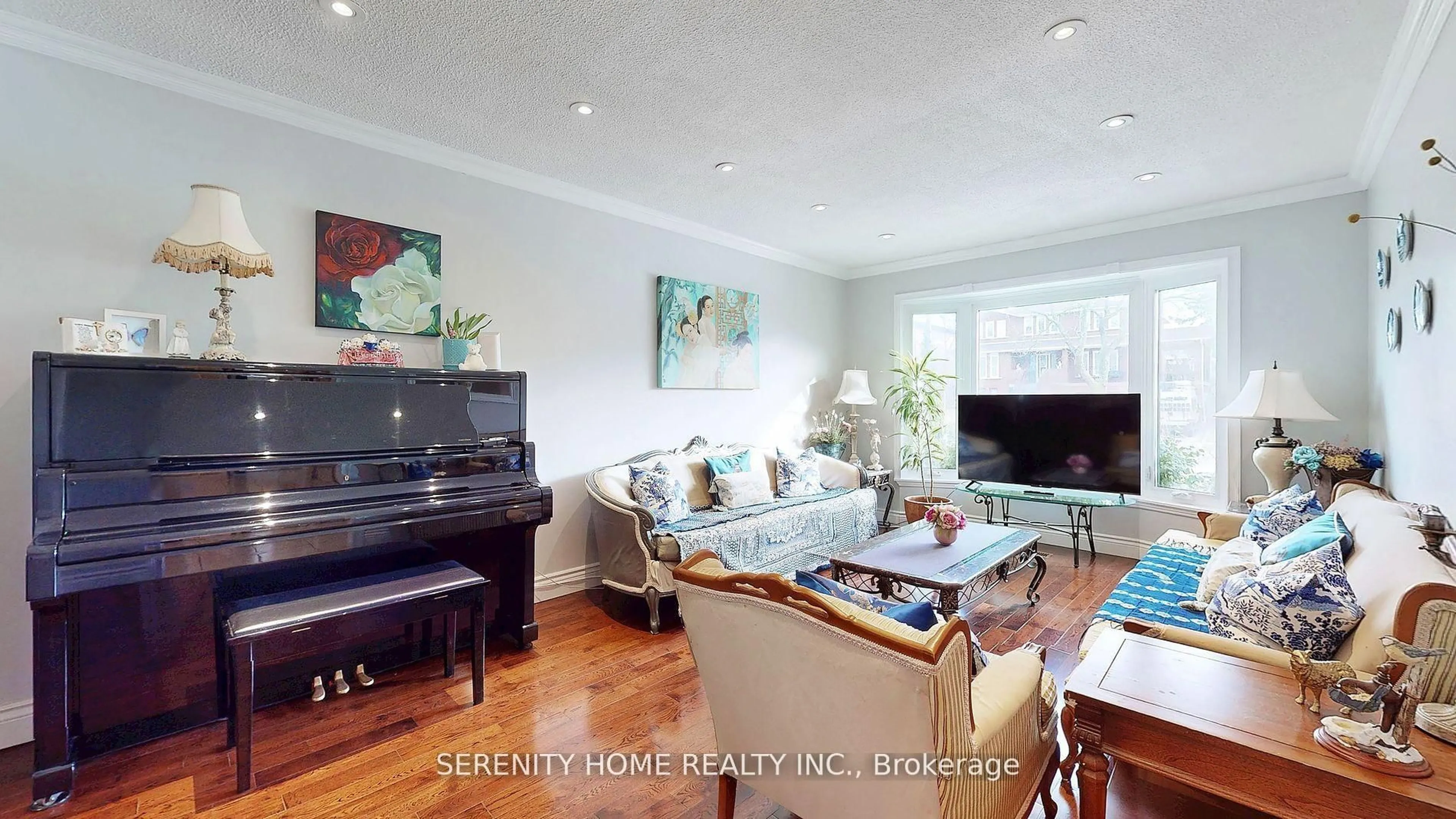Living room with furniture, wood/laminate floor for 3441 Sanderling Cres, Mississauga Ontario L5L 3P4