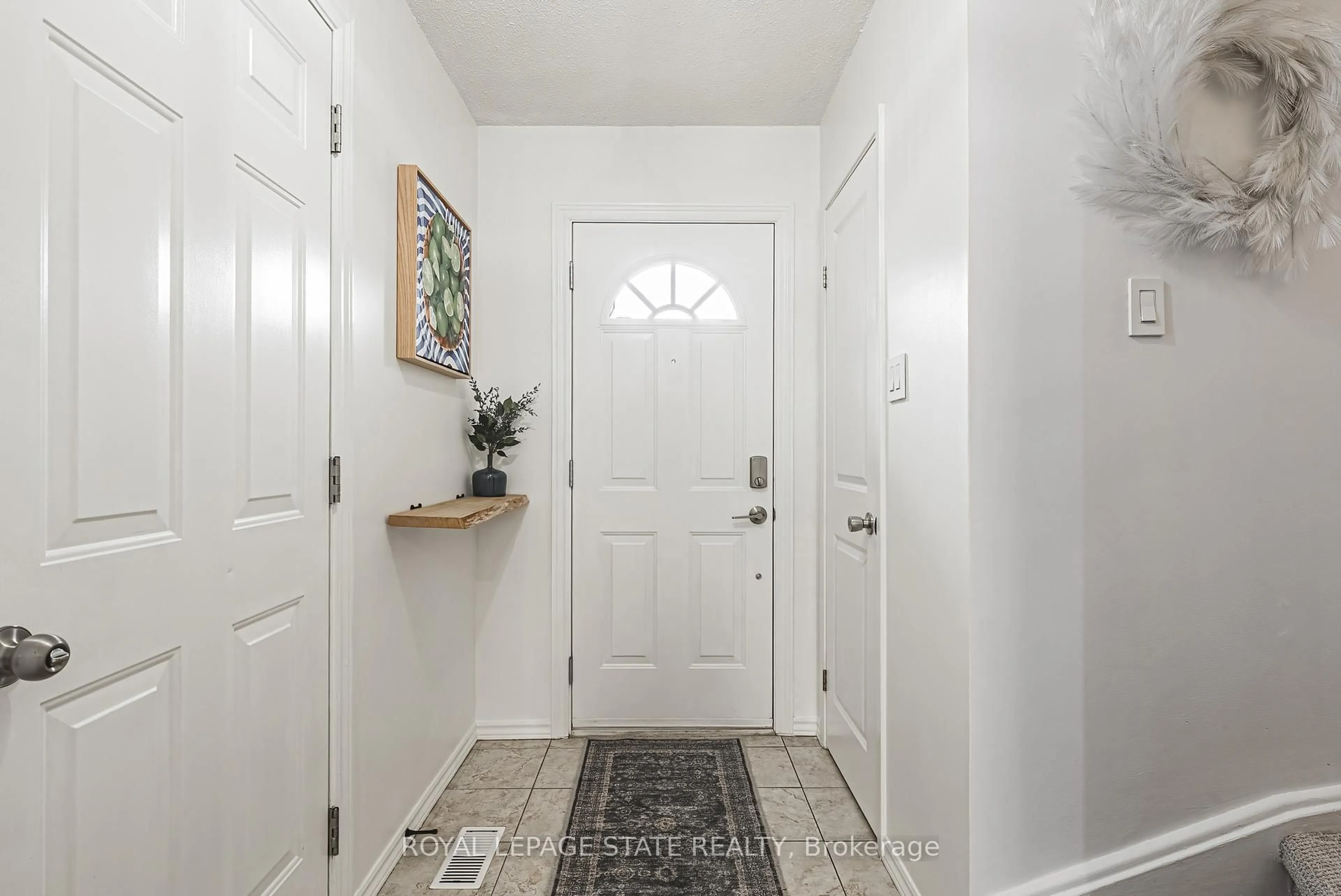 Indoor entryway for 660 Oxford Rd #17, Burlington Ontario L7N 3M1